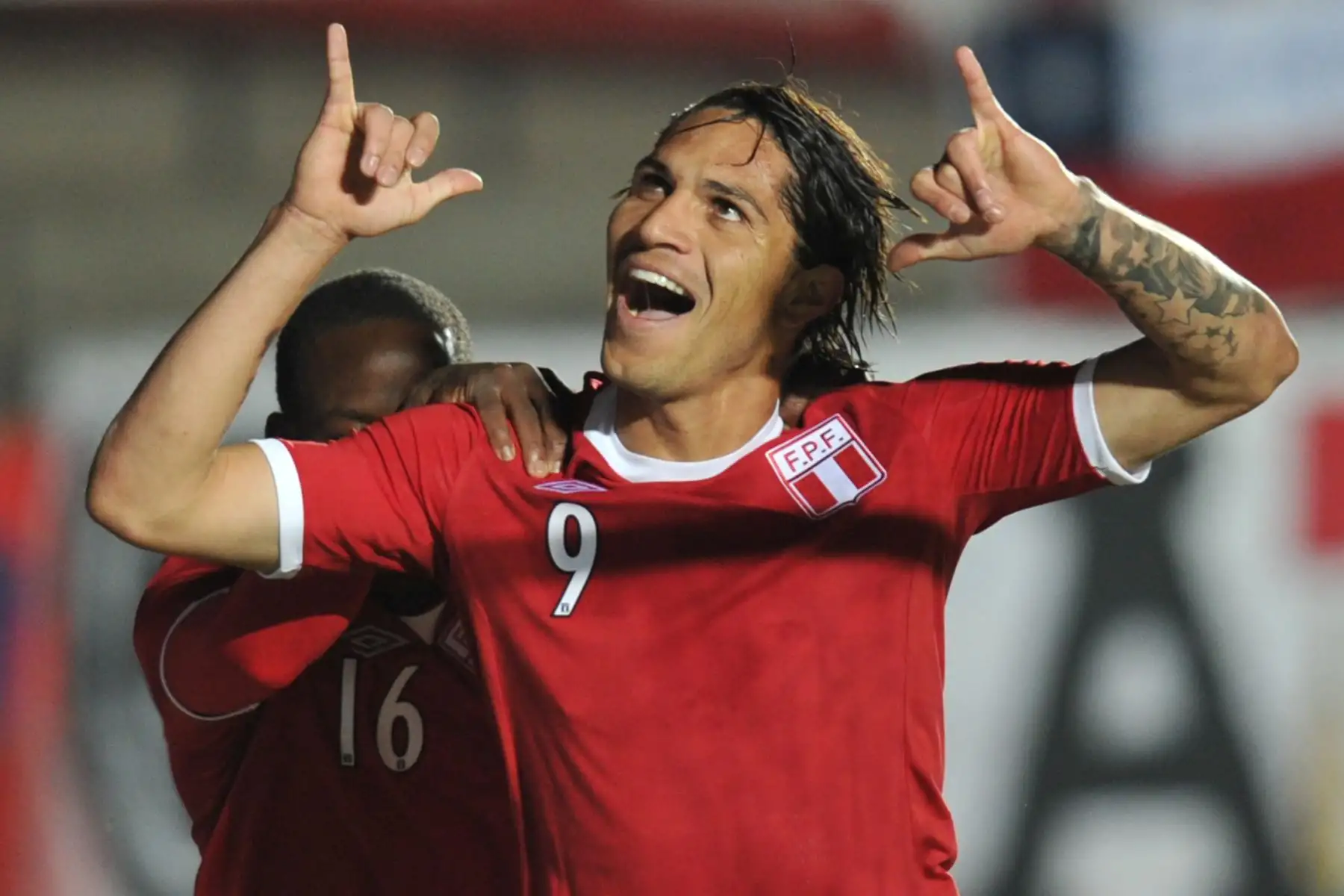 El delantero peruano Paolo Guerrero celebra después de abrir el marcador contra Uruguay durante su partido de fútbol de primera ronda de la Copa América Grupo C 2011, en el estadio Estadio del Bicentenario en San Juan, 1126 Km al oeste de Buenos Aires, el 4 de julio de 2011. 
Foto: AFP