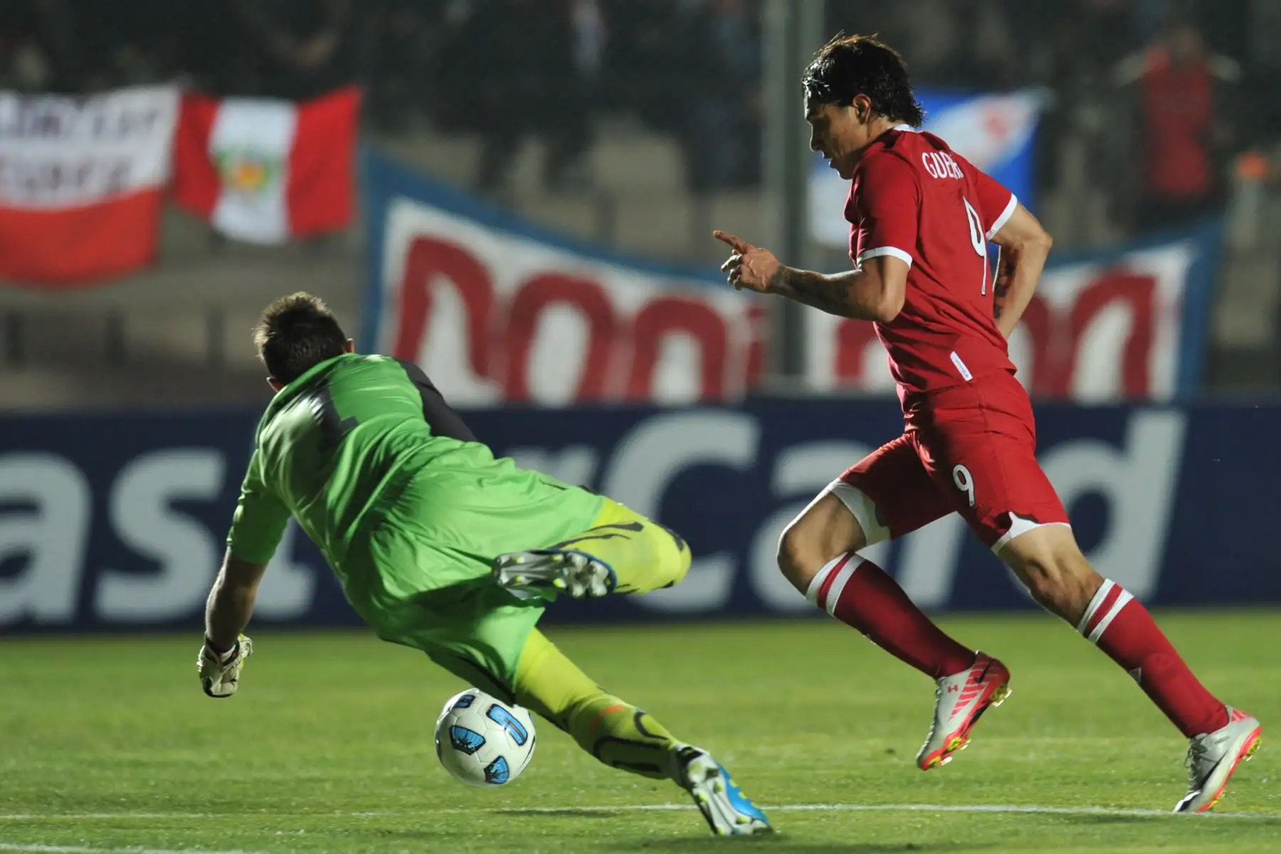 El portero uruguayo Fernando Muslera no logra detener al delantero peruano Paolo Guerrero durante un partido de fútbol de primera ronda de la Copa América Grupo C 2011 celebrado en el estadio Estadio del Bicentenario en San Juan, 1126 Km al oeste de Buenos Aires, el 4 de julio de 2011. 
Foto: AFP