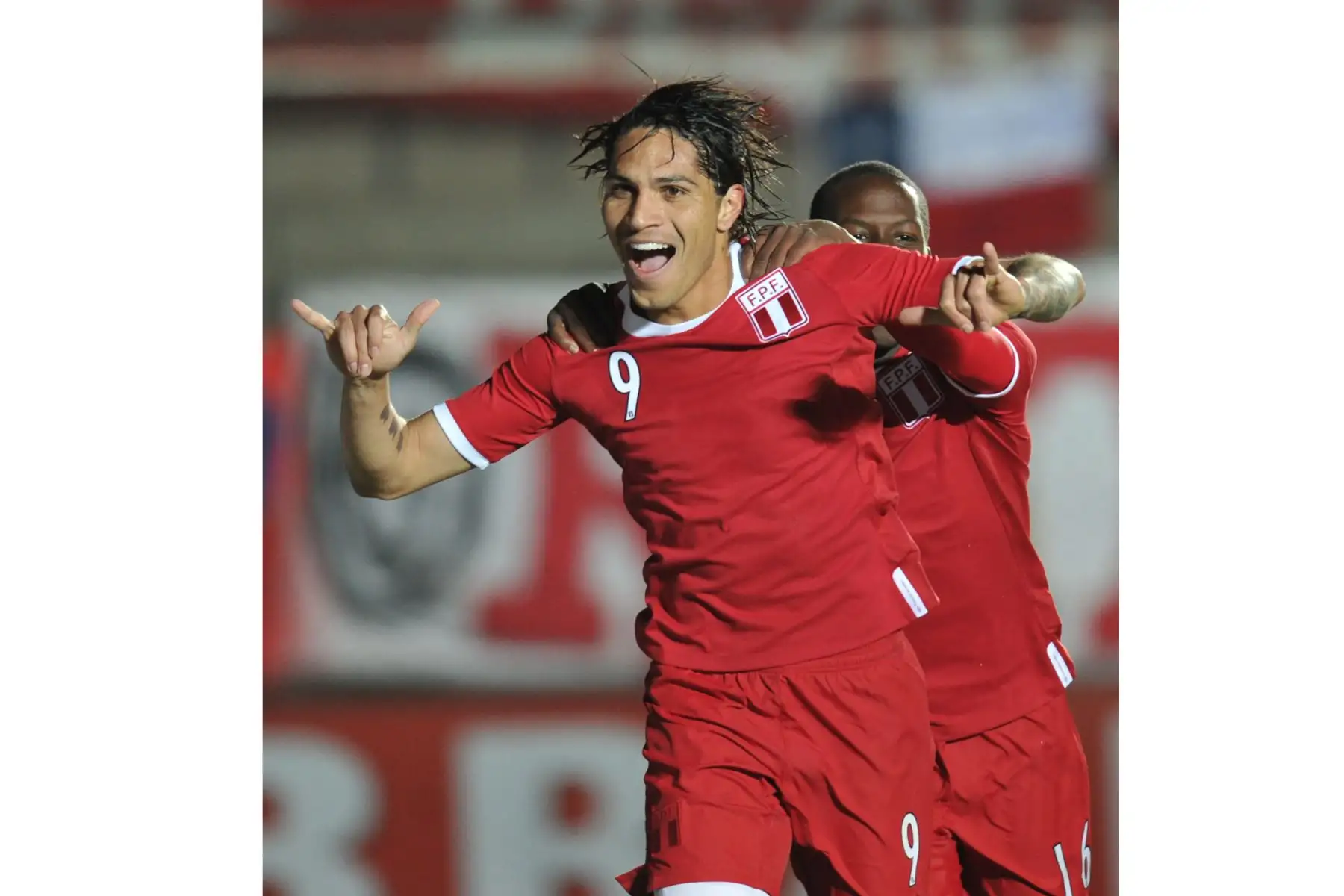 El delantero peruano Paolo Guerrero celebra después de abrir el marcador contra Uruguay durante su partido de fútbol de primera ronda de la Copa América Grupo C 2011, en el estadio Estadio del Bicentenario en San Juan, 1126 Km al oeste de Buenos Aires, el 4 de julio de 2011. 
Foto: AFP
