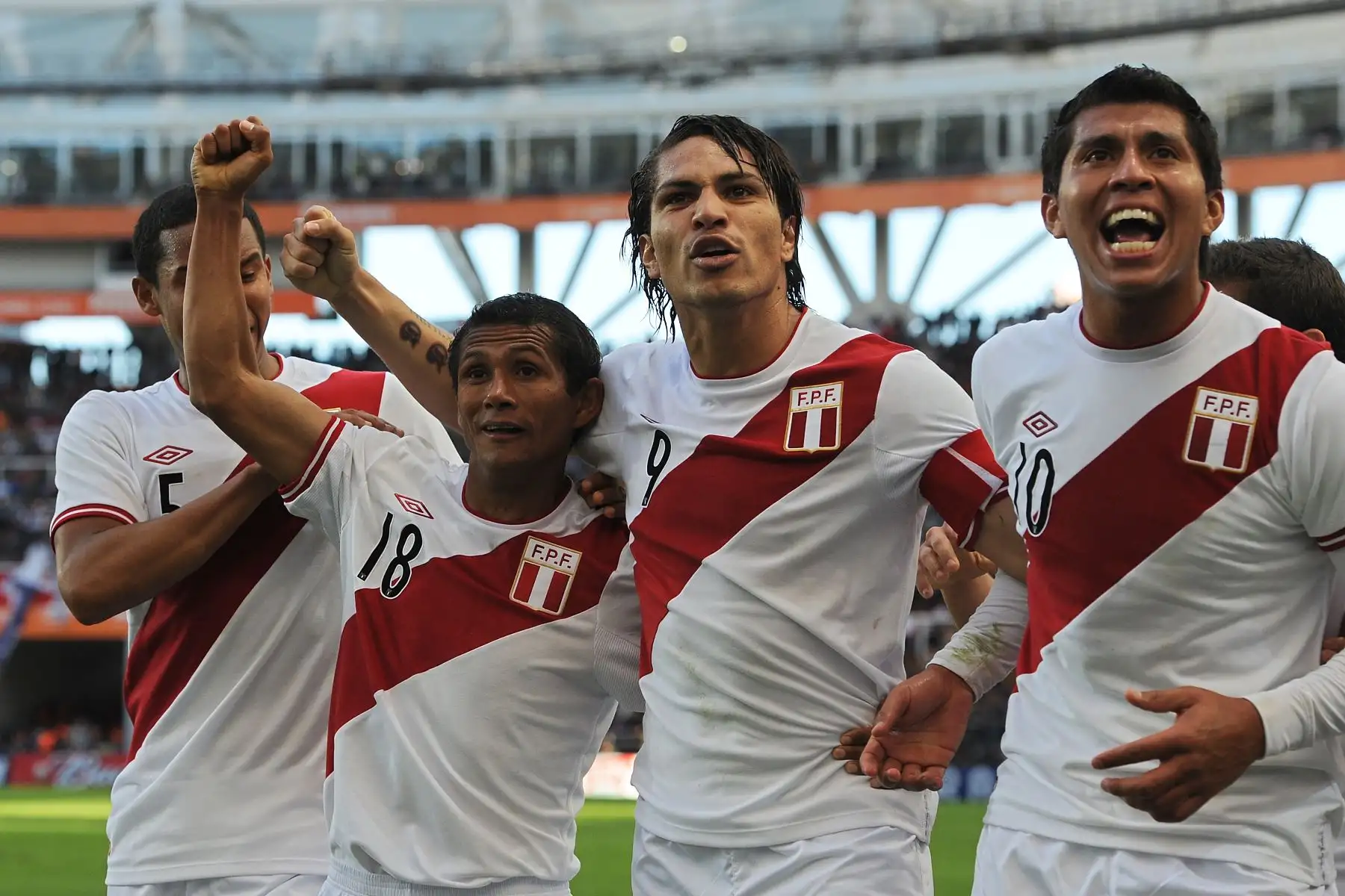 El delantero peruano William Chiroque (18) celebra con sus compañeros de equipo Adan Balbin (L), Paolo Guerrero (2 R) y Rinaldo Cruzado durante el partido por el tercer lugar del torneo de fútbol de la Copa América 2011 celebrado en el estadio Ciudad de La Plata en La Plata. , 59 Km al sur de Buenos Aires, el 23 de julio de 2011. 
Foto: AFP