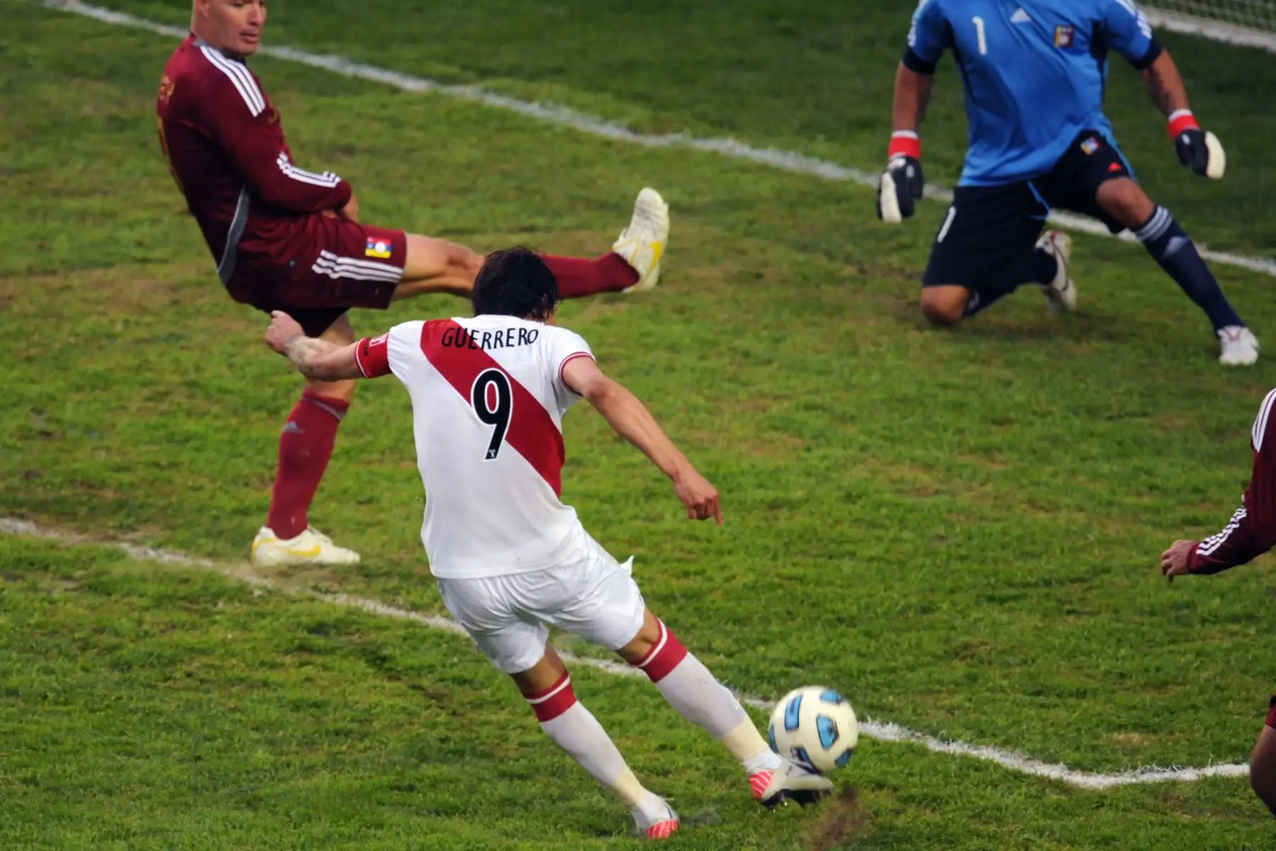 El delantero peruano Paolo Guerrero dispara para marcar el segundo gol de su equipo, mientras que los venezolanos José Manuel Rey (L) y el portero Renny Vega reaccionan durante el partido por el tercer lugar del torneo de fútbol de la Copa América 2011 celebrado en el estadio Ciudad de La Plata en La Plata, 59 Km al sur de Buenos Aires, el 23 de julio de 2011. 
Foto: AFP