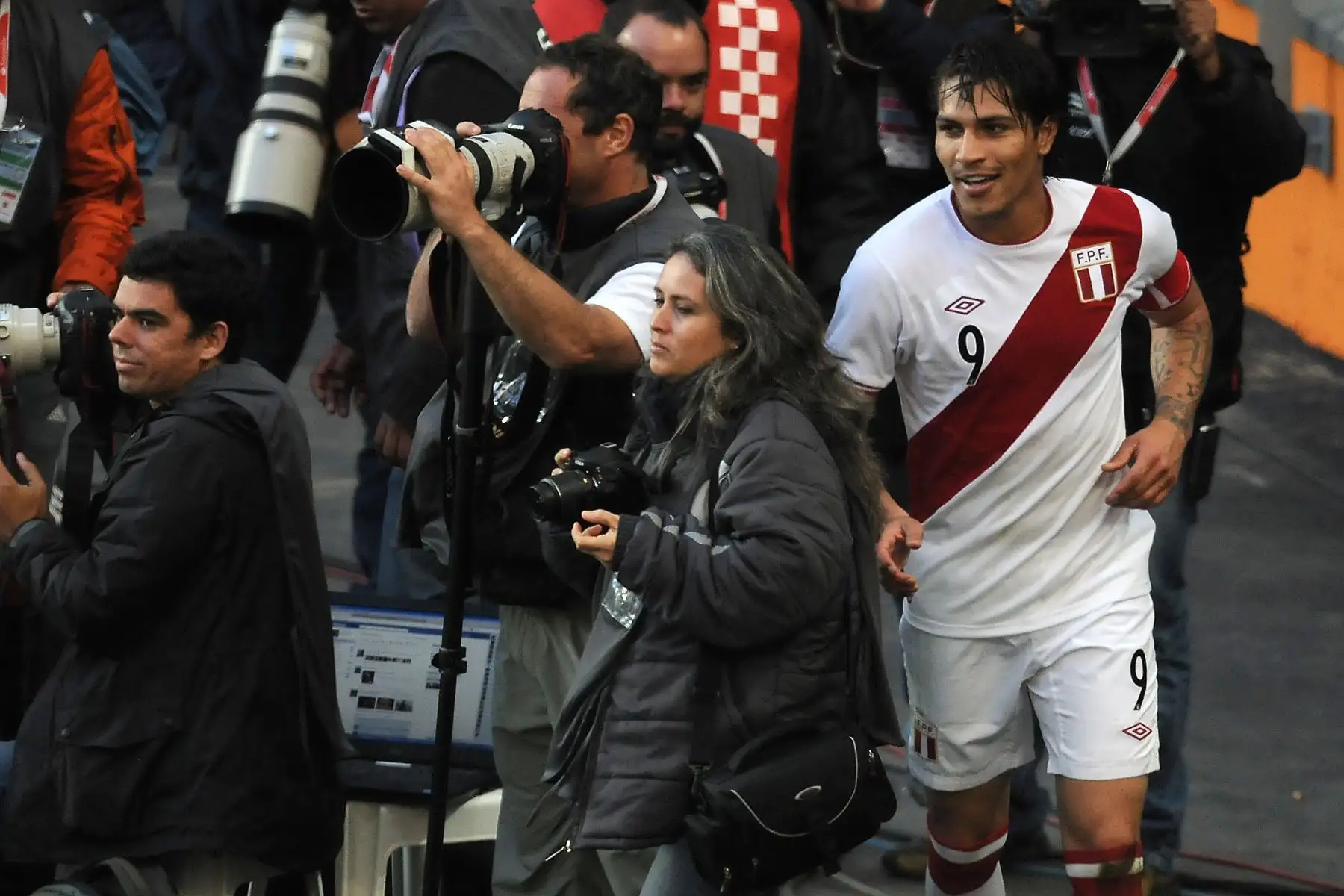 El delantero peruano Paolo Guerrero regresa al campo luego de anotar el segundo gol de su equipo durante el partido por el tercer lugar del torneo de fútbol de la Copa América 2011 celebrado en el estadio Ciudad de La Plata en La Plata, a 59 km al sur de Buenos Aires, en julio del 2011. 
Foto: AFP