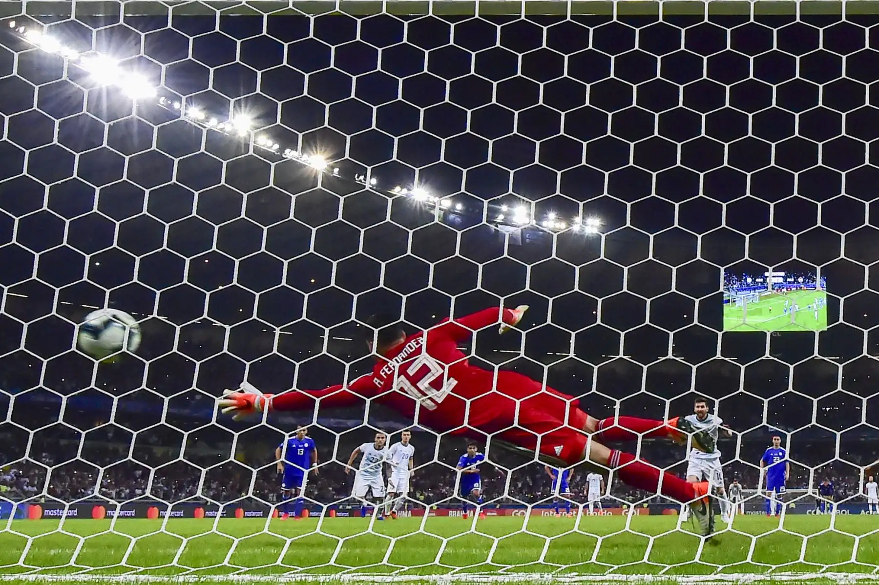 Lionel Messi (R) de Argentina celebra después de anotar una penalización otorgada por el VAR después de una mano en el área, para anotar contra Paraguay durante su partido de torneo de fútbol de Copa América en el Estadio Mineirao en Belo Horizonte, Brasil.
Foto: AFP