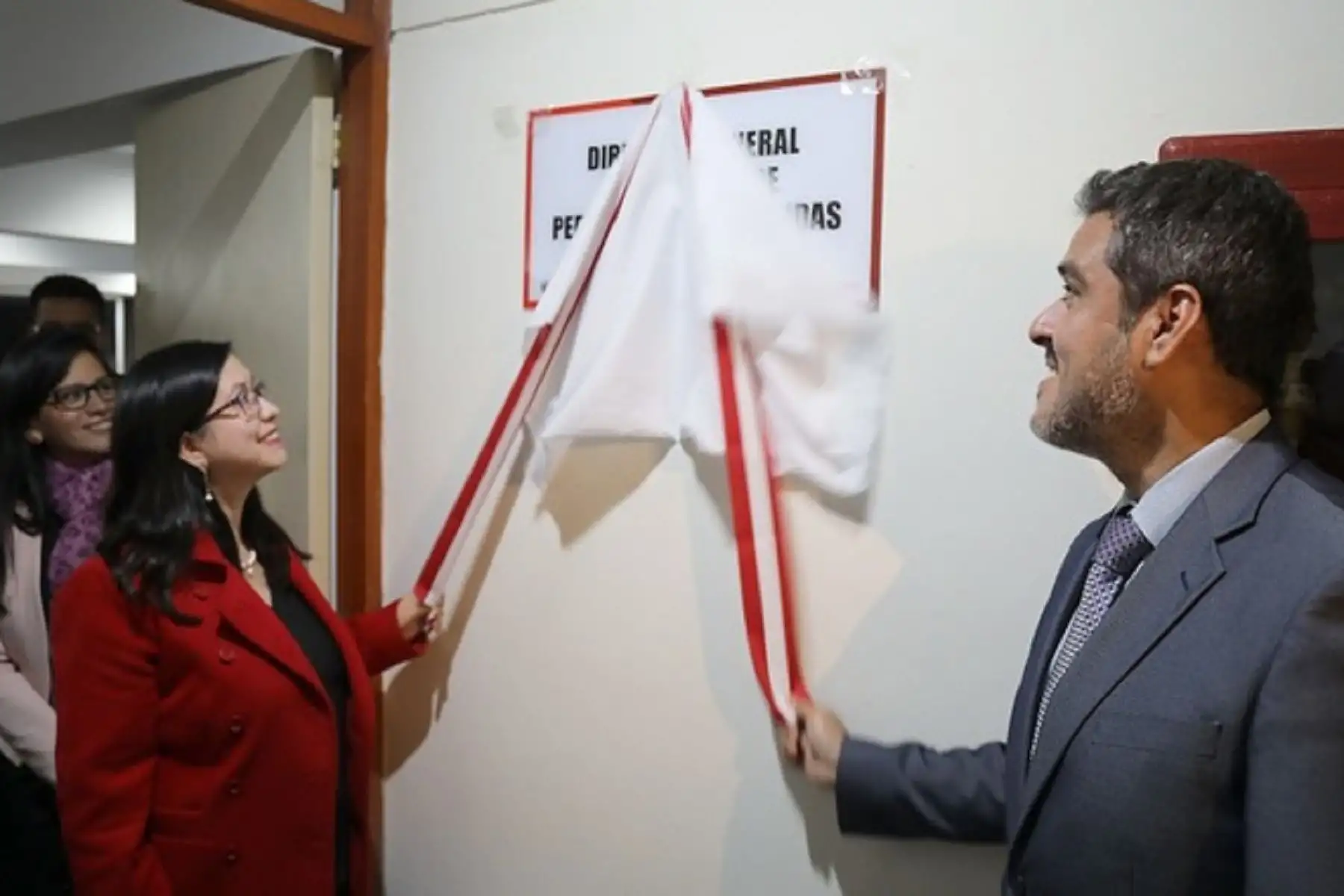 Viceministro de Justicia, Daniel Sánchez y la directora de la Dirección General de Búsqueda de Personas Desaparecidas, Mónica Barriga. Foto: Difusión.
