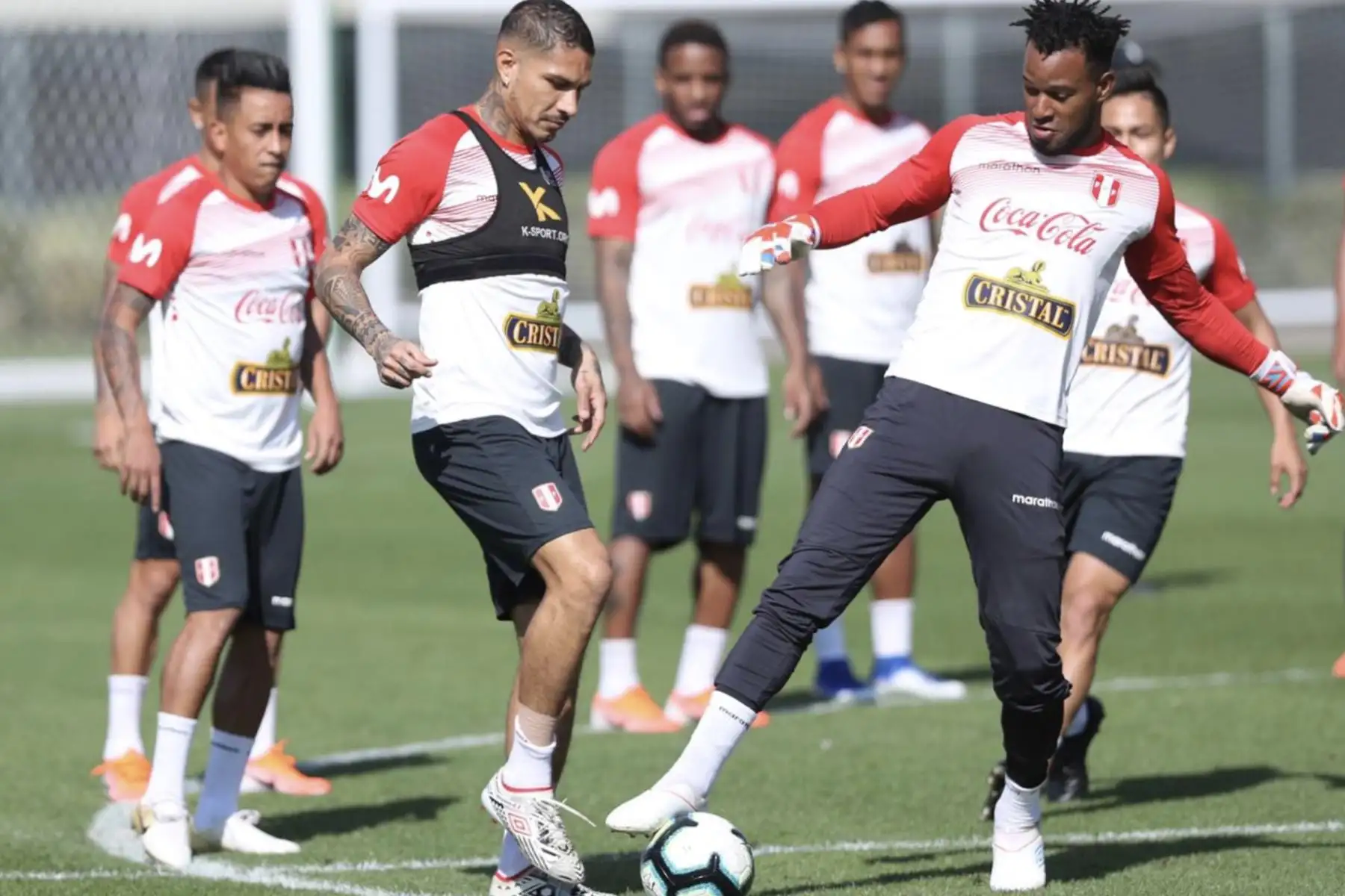 El futbolista Paolo Guerrero se entrena este jueves en el estadio Pacaembu de São Paulo (Brasil). Perú se enfrenta este sábado a Brasil en un partido por el grupo A de la Copa América. Foto: AFP