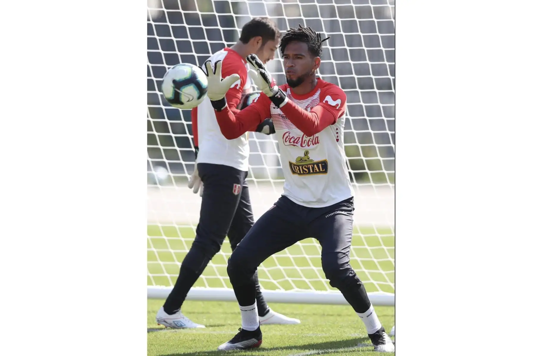 El arquero Pedro Gallese se entrena este jueves en el estadio Pacaembu de São Paulo (Brasil). Perú se enfrenta este sábado a Brasil en un partido por el grupo A de la Copa América. Foto: FPF