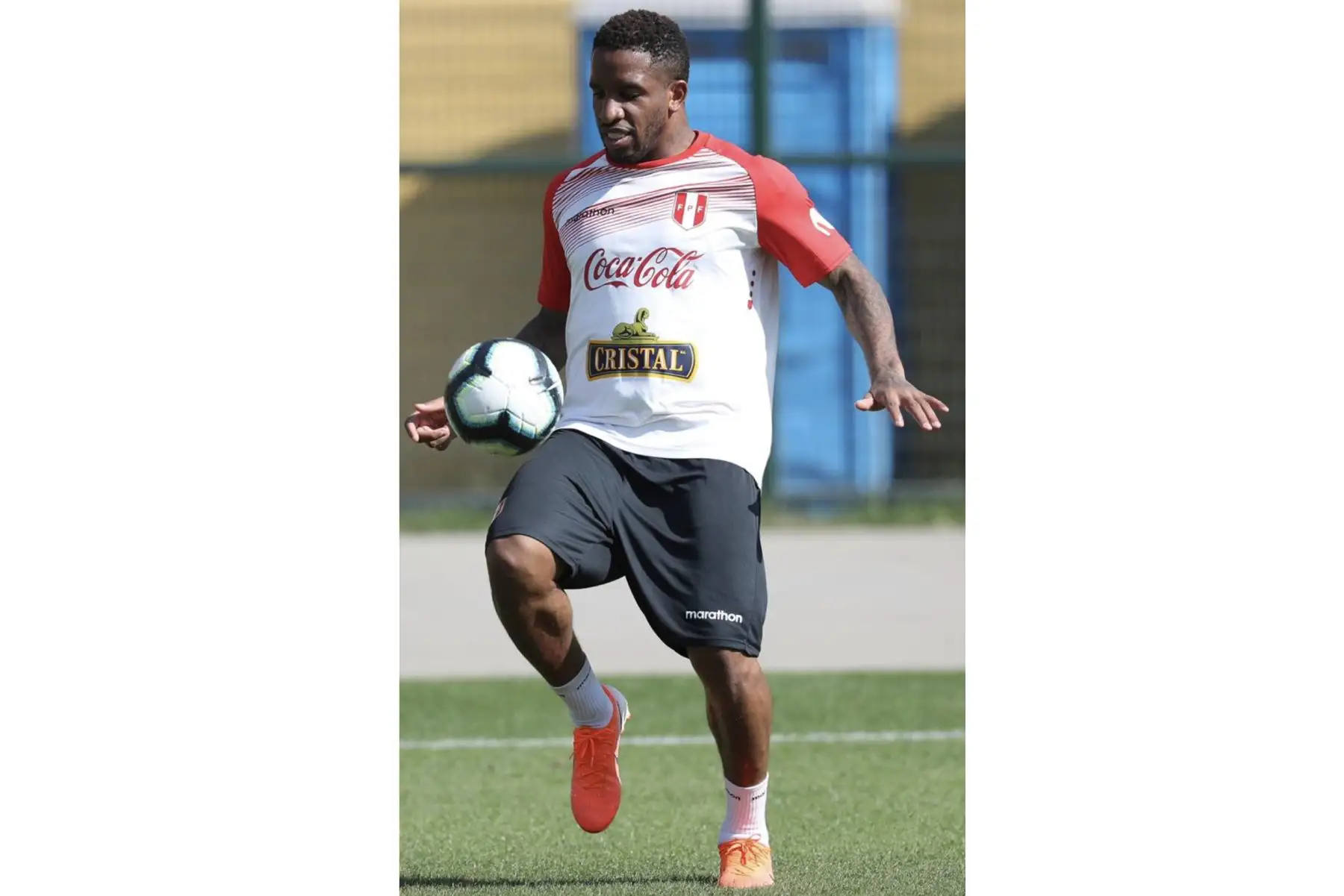 El futbolista Jefferson Farfán  se entrena este jueves en el estadio Pacaembu de São Paulo (Brasil). Perú se enfrenta este sábado a Brasil en un partido por el grupo A de la Copa América. Foto: FPF