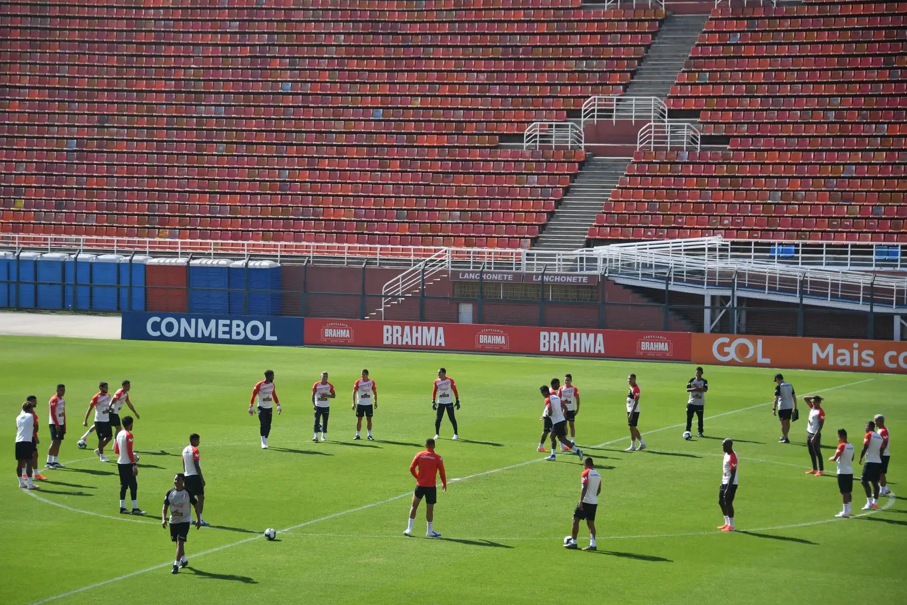 Entrenamiento de la Selección peruana de fútbol en el estadio Pacaembu de São Paulo (Brasil). Perú se enfrenta este sábado a Brasil en un partido por el grupo A de la Copa América. Foto: AFP