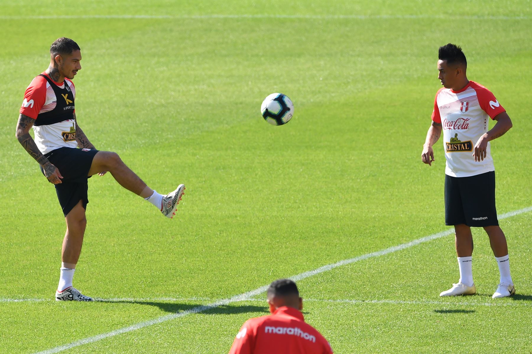 El futbolista Paolo Guerrero y Christian Cueva se entrenan este jueves en el estadio Pacaembu de São Paulo (Brasil). Perú se enfrenta este sábado a Brasil en un partido por el grupo A de la Copa América. Foto: AFP