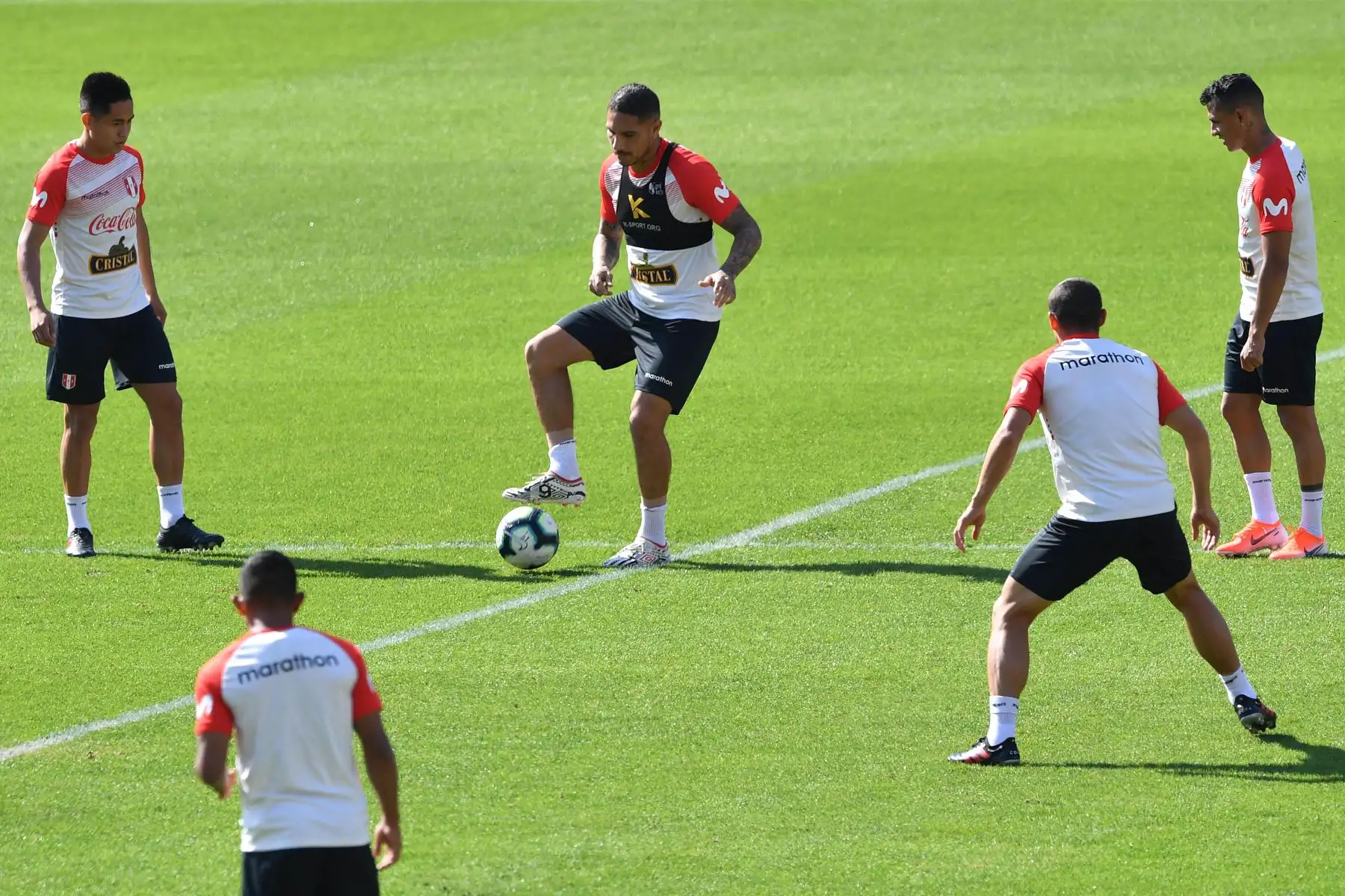 El futbolista Paolo Guerrero se entrena este jueves en el estadio Pacaembu de São Paulo (Brasil). Perú se enfrenta este sábado a Brasil en un partido por el grupo A de la Copa América. Foto: AFP