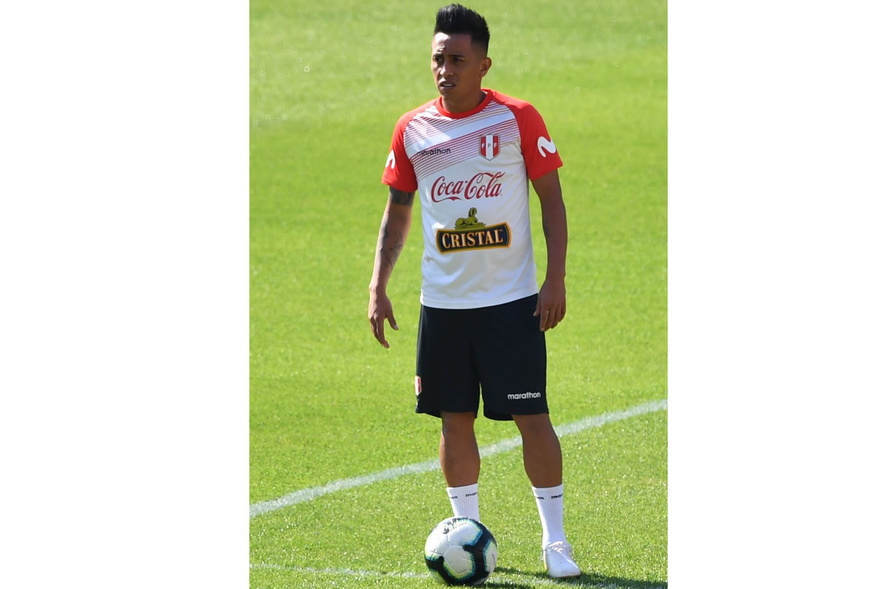 El futbolista Christian Cueva se entrena este jueves en el estadio Pacaembu de São Paulo (Brasil). Perú se enfrenta este sábado a Brasil en un partido por el grupo A de la Copa América. Foto: FPF