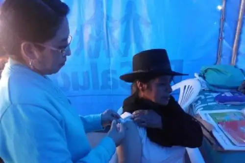 El Seguro Social de Salud (EsSalud) instaló el Hospital Perú en Huamanga, región Ayacucho, donde personal de salud vacuna a niños menores de cinco años para prevenirlos contra la influenza, rubeola, polio y sarampión.