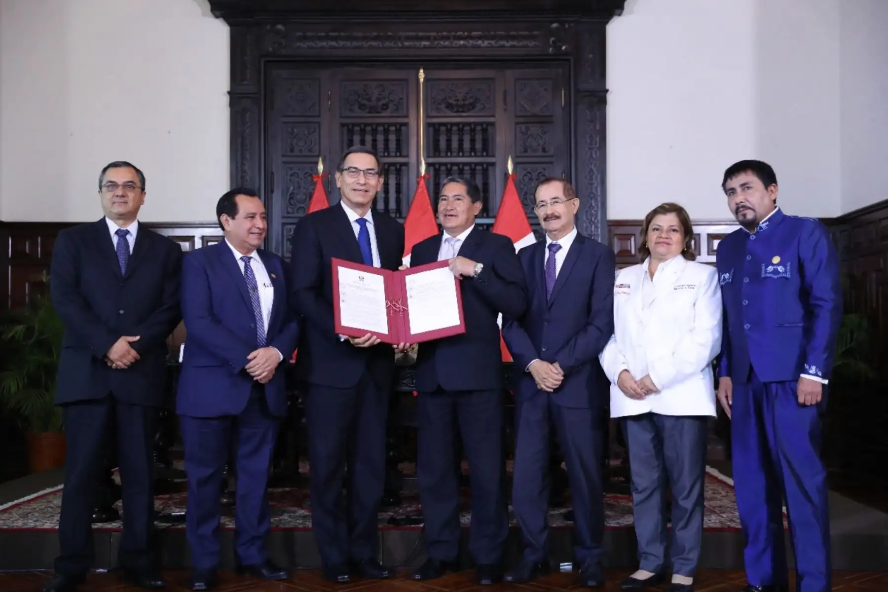 El presidente Martín Vizcarra, suscribe un decreto que transfiere presupuesto a los gobiernos regionales y locales para proyectos de salud y educación. Foto: ANDINA/Prensa Presidencia