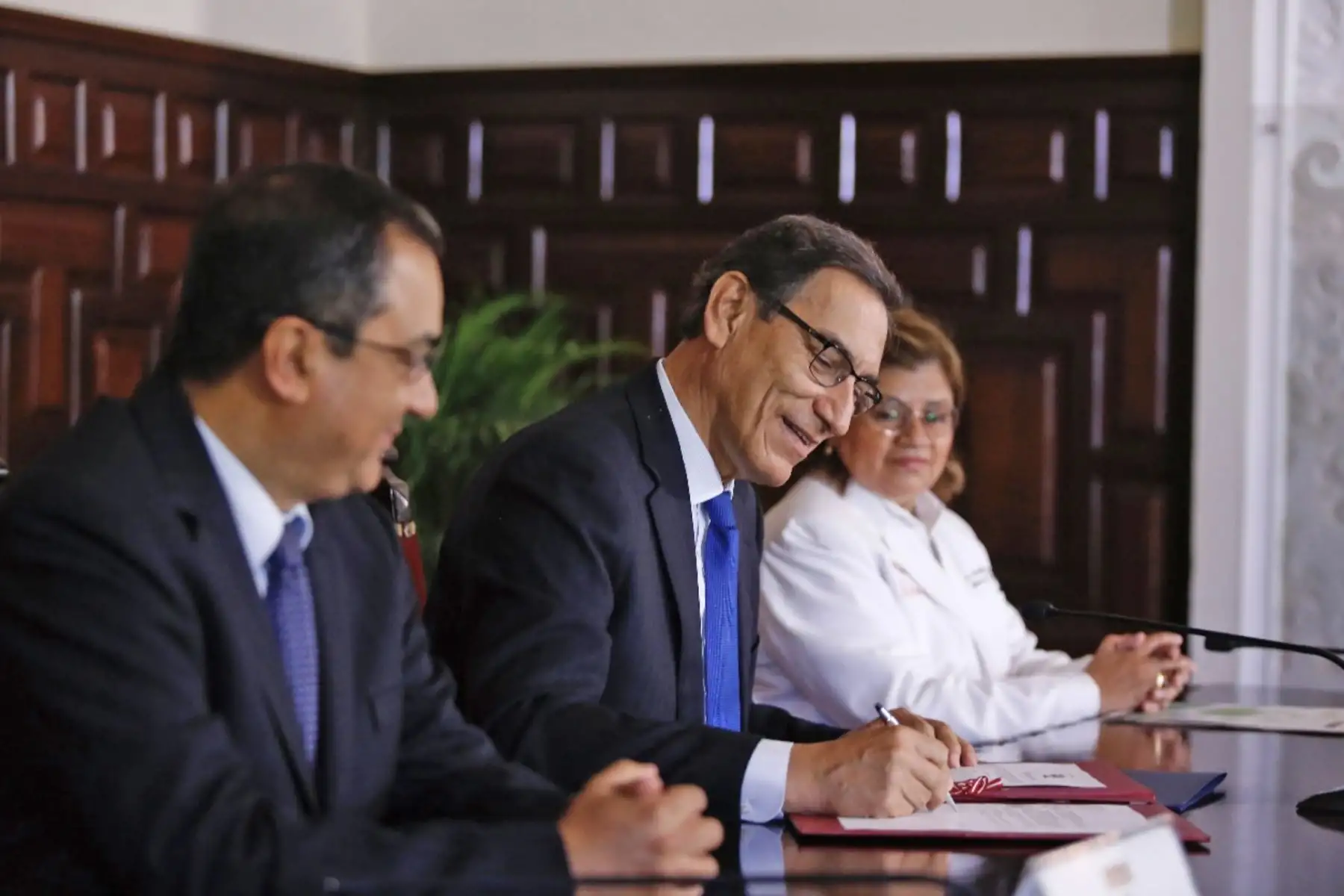 El presidente Martín Vizcarra, suscribe un decreto que transfiere presupuesto a los gobiernos regionales y locales para proyectos de salud y educación. Foto: ANDINA/Prensa Presidencia