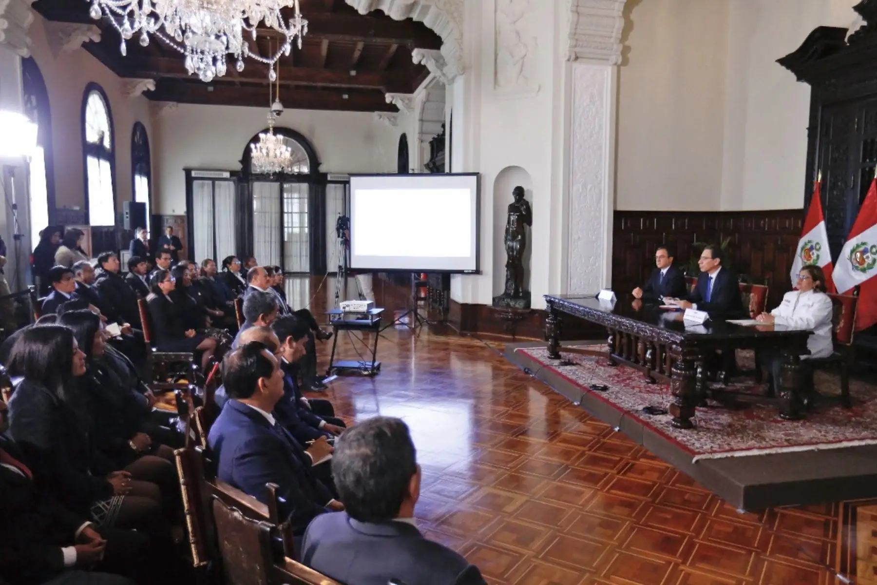 El presidente Martín Vizcarra, suscribe un decreto que transfiere presupuesto a los gobiernos regionales y locales para proyectos de salud y educación. Foto: ANDINA/Prensa Presidencia