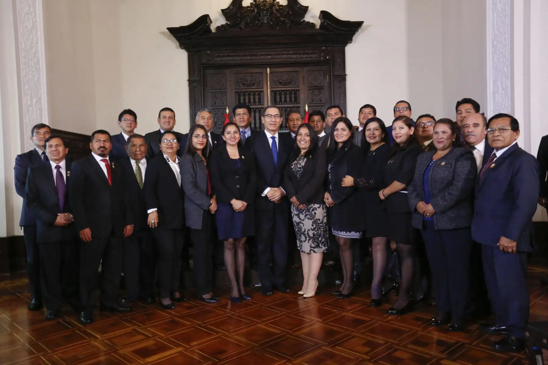 El presidente Martín Vizcarra, suscribe un decreto que transfiere presupuesto a los gobiernos regionales y locales para proyectos de salud y educación. Foto: ANDINA/Prensa Presidencia