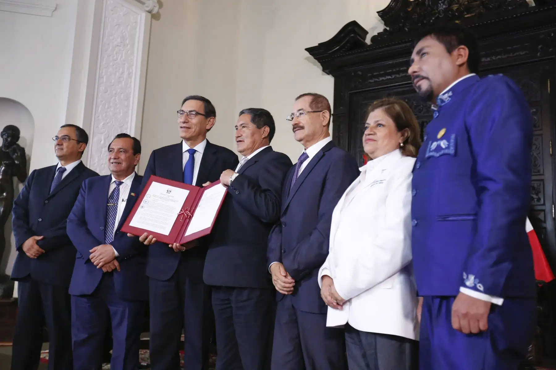 El presidente Martín Vizcarra, suscribe un decreto que transfiere presupuesto a los gobiernos regionales y locales para proyectos de salud y educación. Foto: ANDINA/Prensa Presidencia
