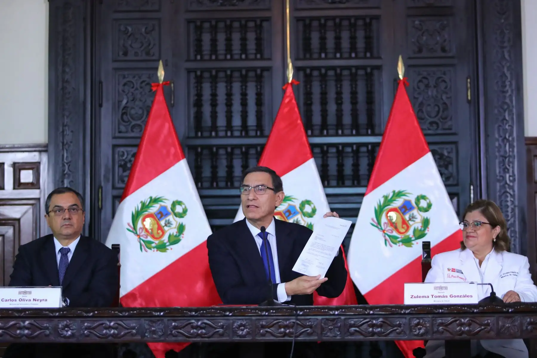 El presidente Martín Vizcarra, suscribe un decreto que transfiere presupuesto a los gobiernos regionales y locales para proyectos de salud y educación. Foto: ANDINA/Prensa Presidencia