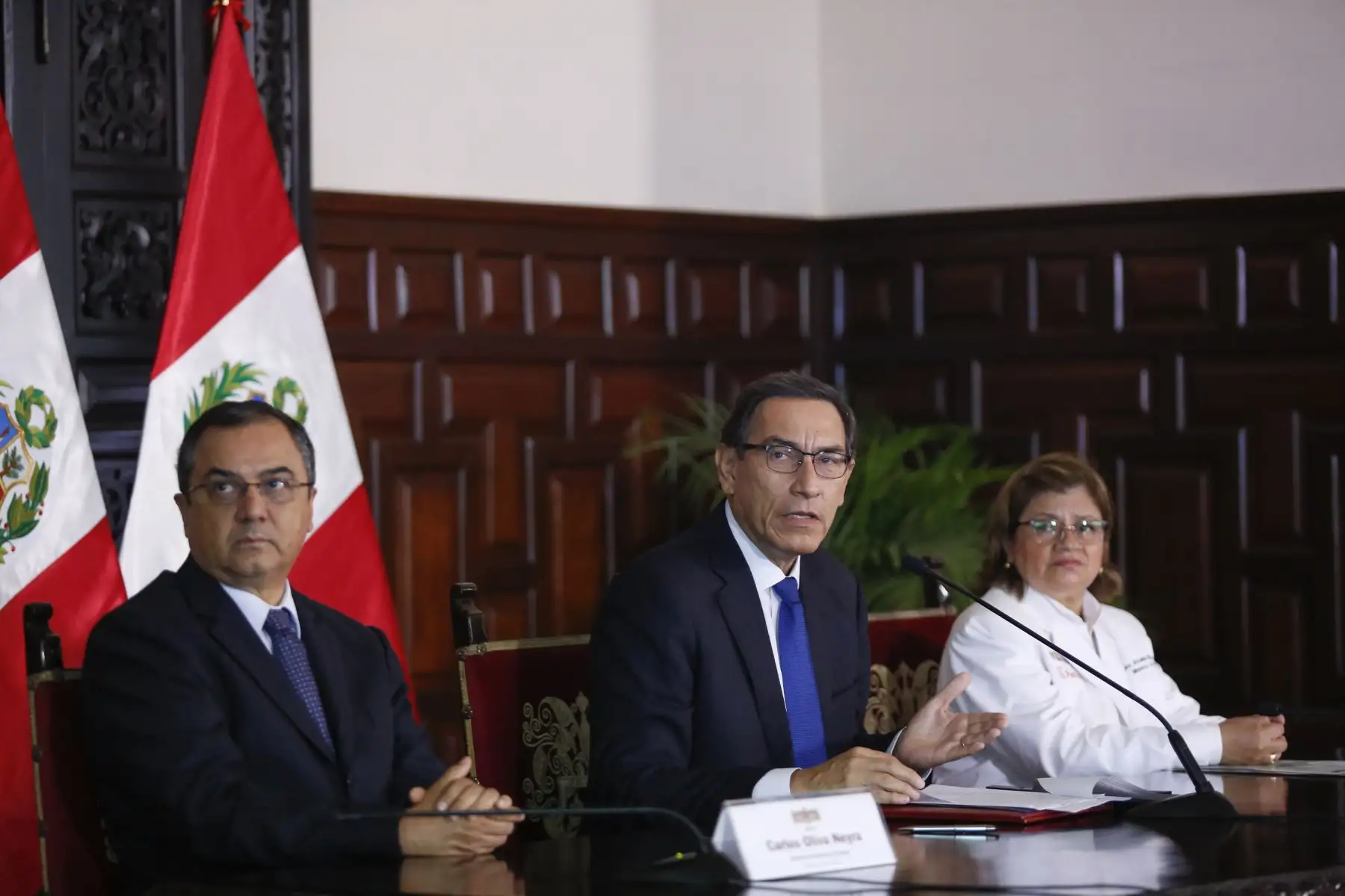 El presidente Martín Vizcarra, suscribe un decreto que transfiere presupuesto a los gobiernos regionales y locales para proyectos de salud y educación. Foto: ANDINA/Prensa Presidencia