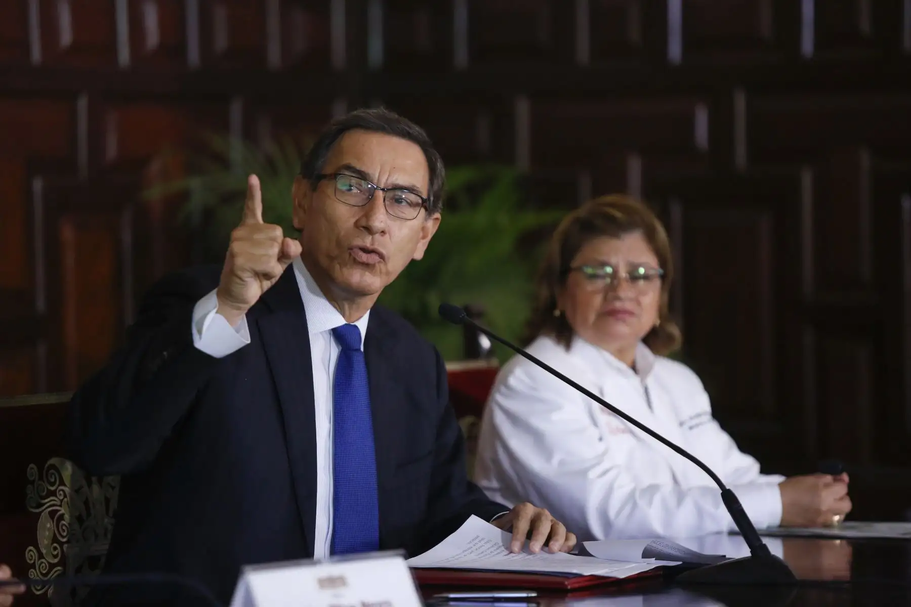 El presidente Martín Vizcarra, suscribe un decreto que transfiere presupuesto a los gobiernos regionales y locales para proyectos de salud y educación. Foto: ANDINA/Prensa Presidencia