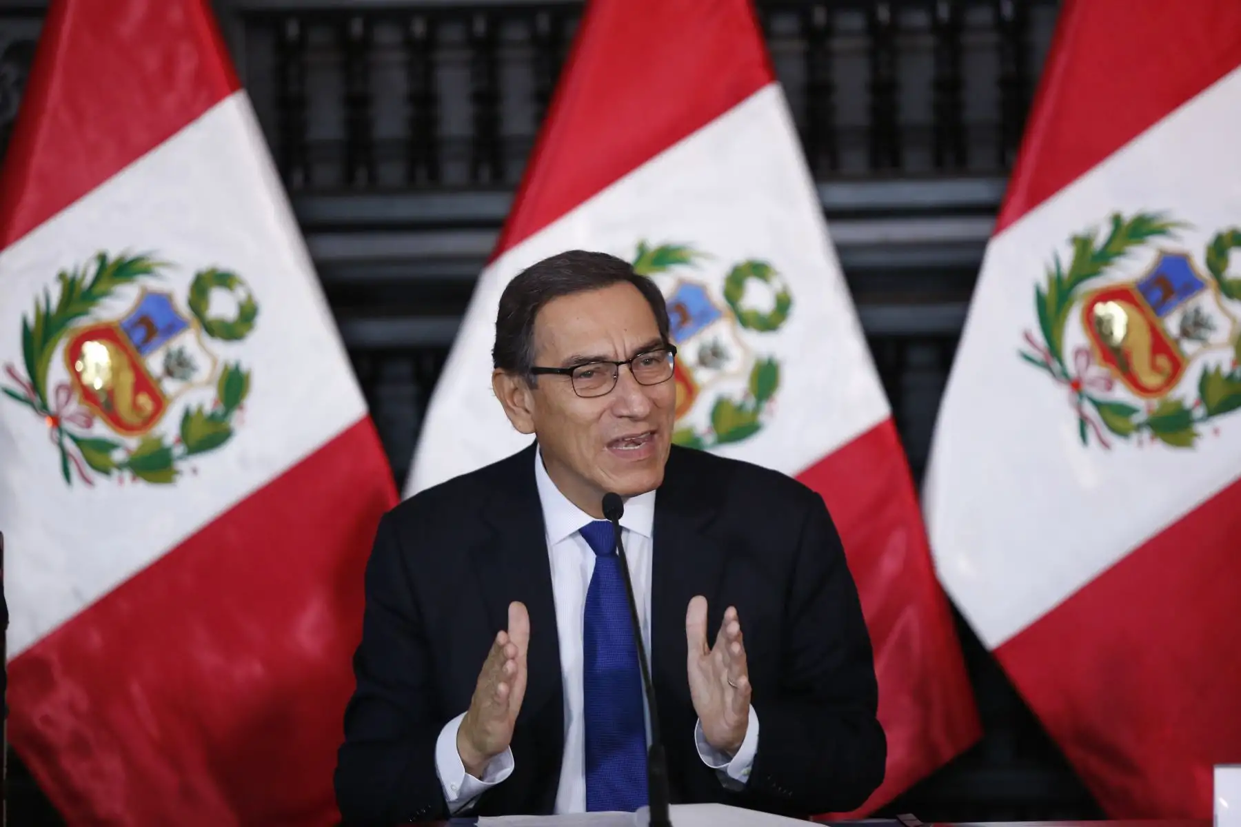 El presidente Martín Vizcarra, suscribe un decreto que transfiere presupuesto a los gobiernos regionales y locales para proyectos de salud y educación. Foto: ANDINA/Prensa Presidencia
