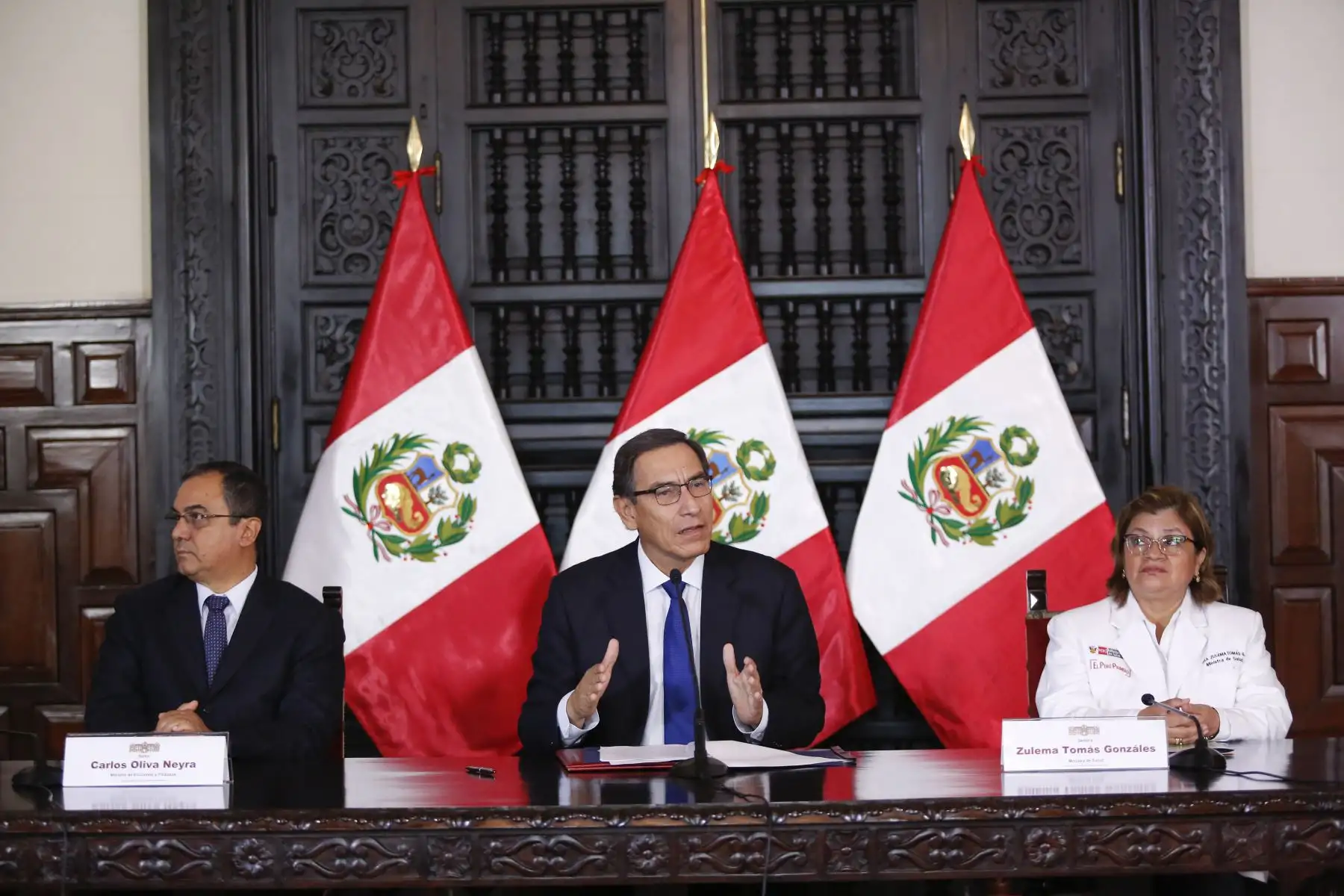 El presidente Martín Vizcarra, suscribe un decreto que transfiere presupuesto a los gobiernos regionales y locales para proyectos de salud y educación. Foto: ANDINA/Prensa Presidencia