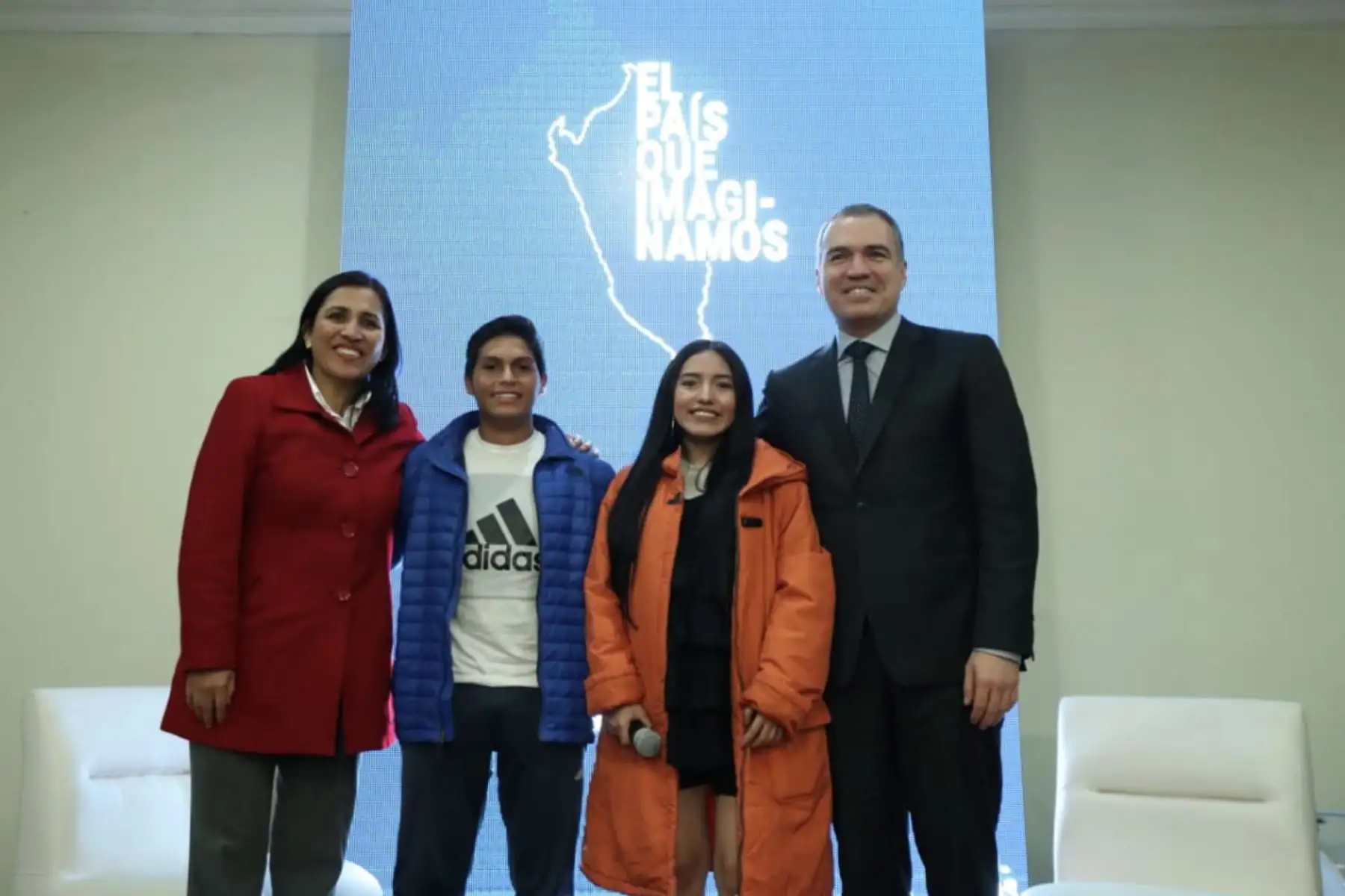 Jefe del Gabinete, Salvador del Solar junto a la ministra de Educación, Flor Pablo Medina participan del conversatorio "El País que Imaginamos" con estudiantes de la Universidad San Cristóbal de Huamanga. Foto:ANDINA/PCM