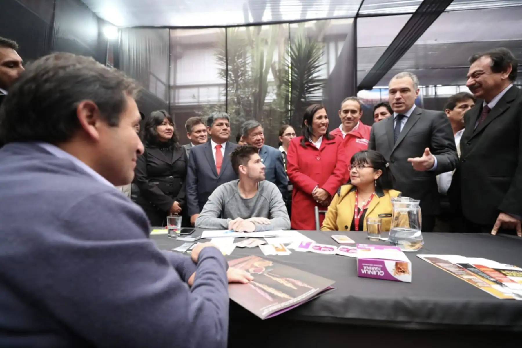 Jefe del Gabinete, Salvador del Solar junto a la ministra de Educación, Flor Pablo Medina participan del conversatorio "El País que Imaginamos" con estudiantes de la Universidad San Cristóbal de Huamanga. Foto:ANDINA/PCM