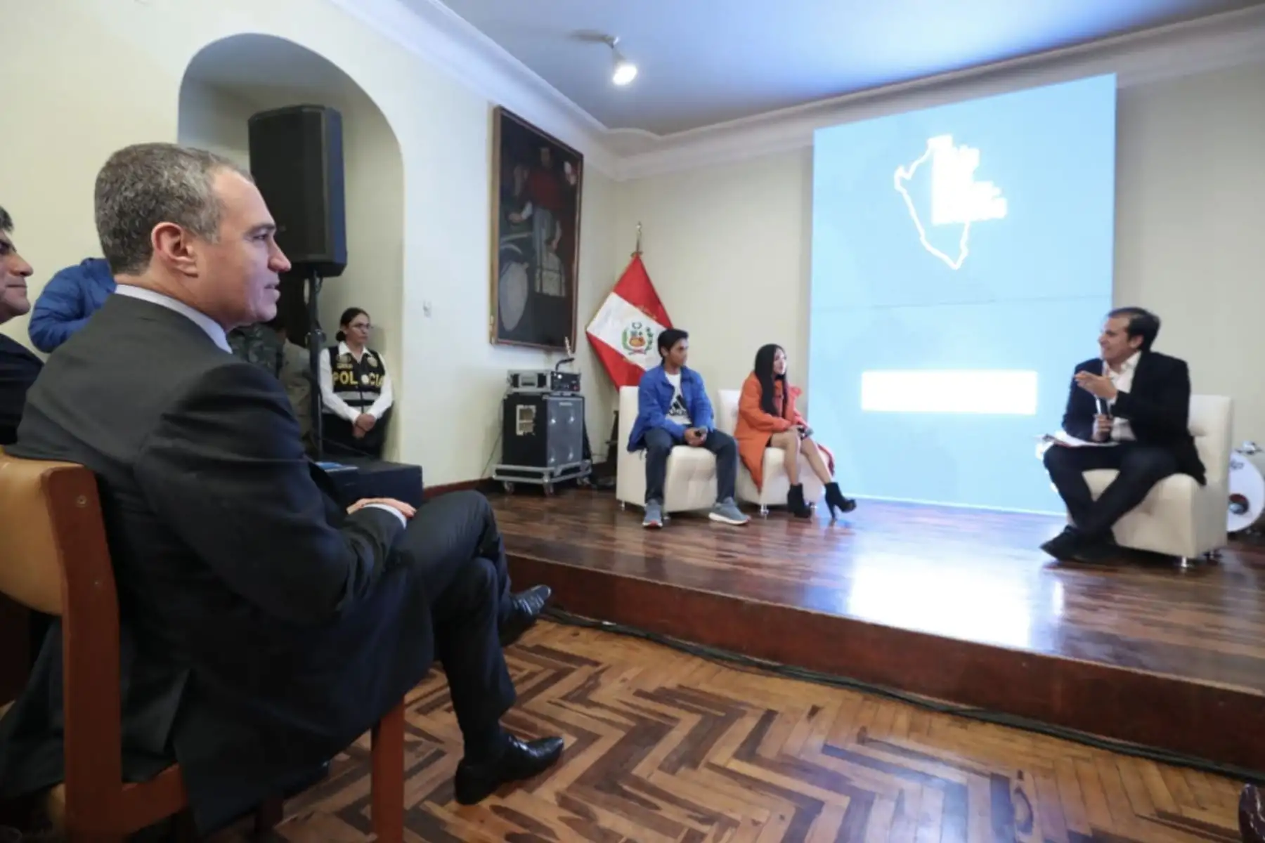 Jefe del Gabinete, Salvador del Solar junto a la ministra de Educación, Flor Pablo Medina participan del conversatorio "El País que Imaginamos" con estudiantes de la Universidad San Cristóbal de Huamanga. Foto:ANDINA/PCM
