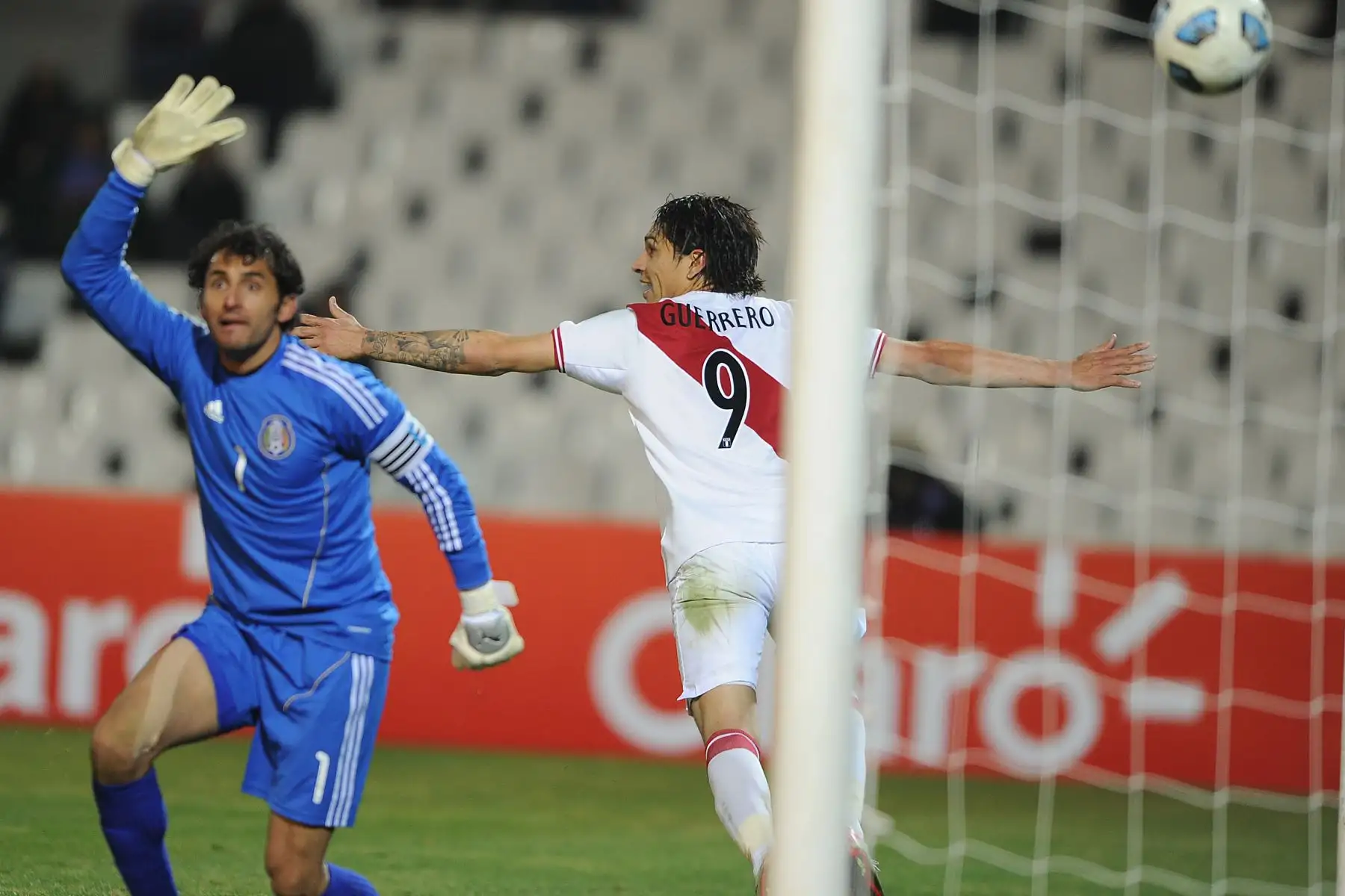 Paolo Guerrero anota contra el portero mexicano Luis Michel durante su primer partido de fútbol de la Copa América Grupo C, en el estadio Malvinas Argentina el 8 de julio de 2011. Perú ganó 1 -0.Foto: AFP