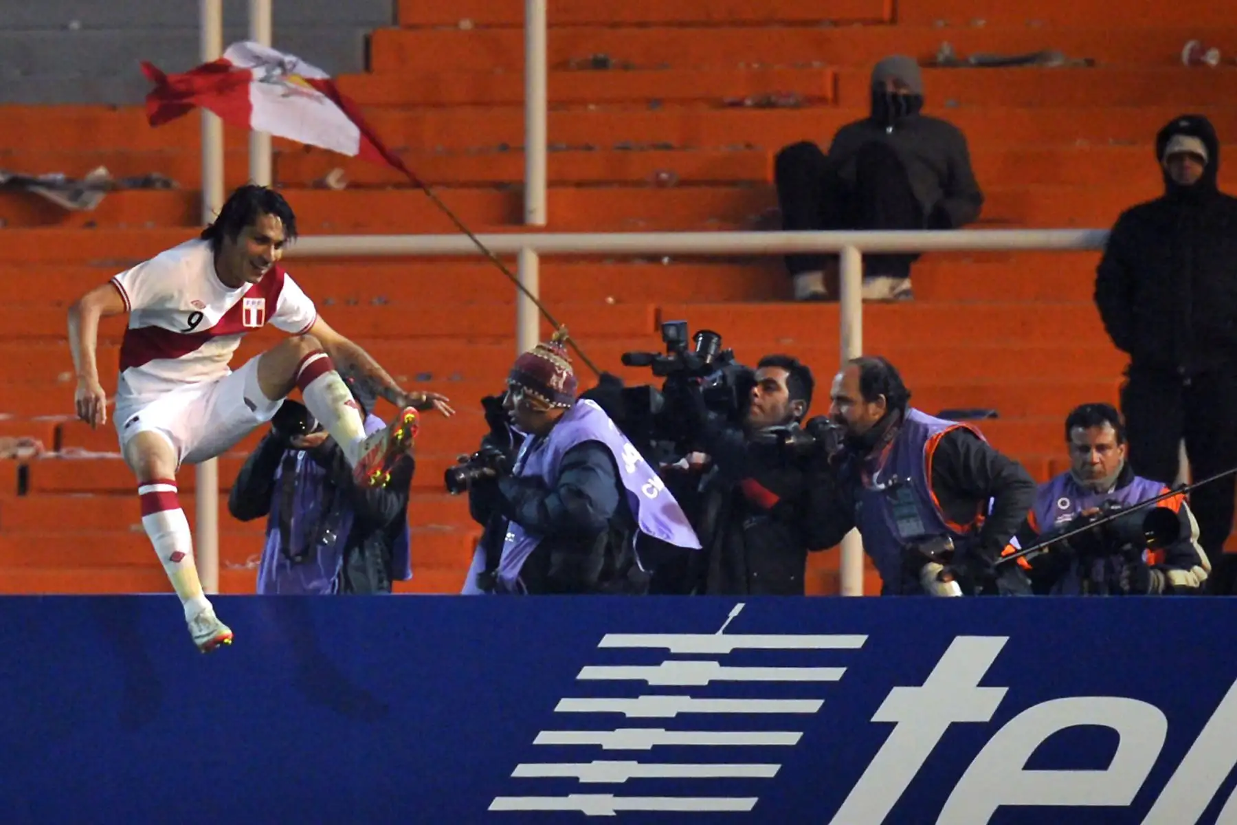 Paolo Guerrero, de Perú, celebra después de marcar contra México durante un partido de fútbol de la primera ronda de la Copa América Grupo C 2011 celebrado en el estadio Malvinas de Argentina.Foto:AFP