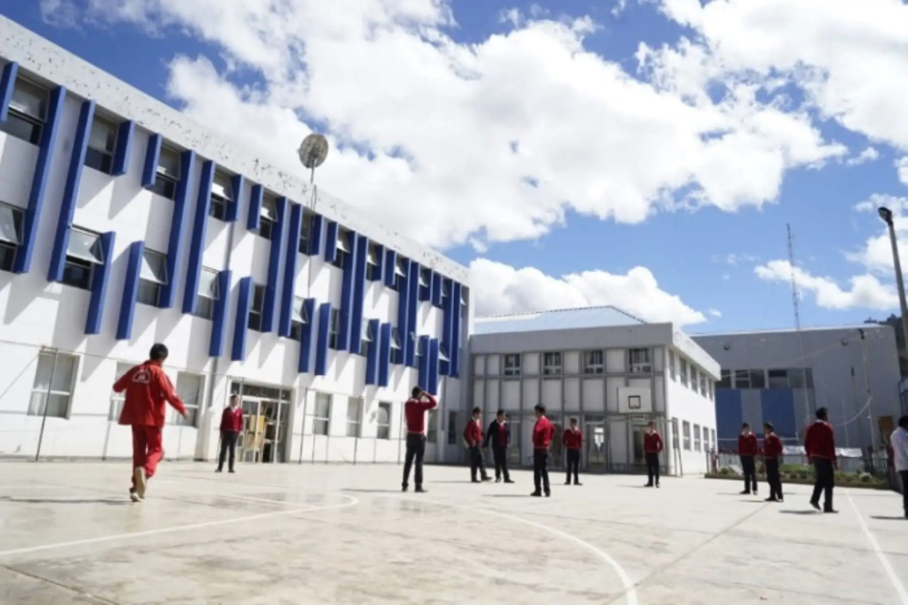 Tras la culminación del total de las metas que exigía el expediente técnico, el Ministerio de Educación (Minedu) inauguró hoy las nuevas instalaciones de la institución educativa emblemática Victor E. Vivar, ubicada en el distrito de Llata, provincia de Huamalíes en la región Huánuco, construidas con una inversión de S/ 19 423,567.