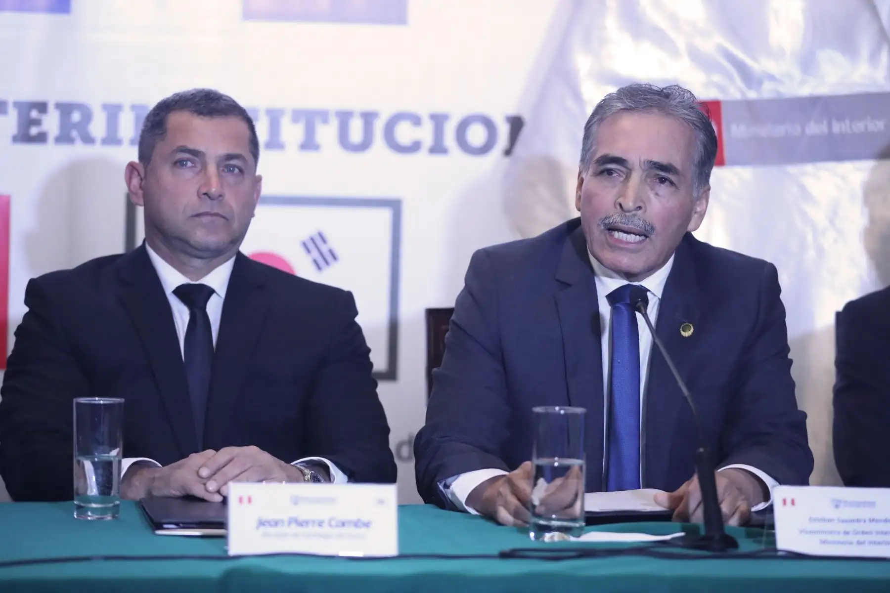 Esteban Saavedra, vice ministro de Orden Interno junto al alcalde de Surco, Jean Piere Combe. Foto: ANDINA/Melina Mejía
