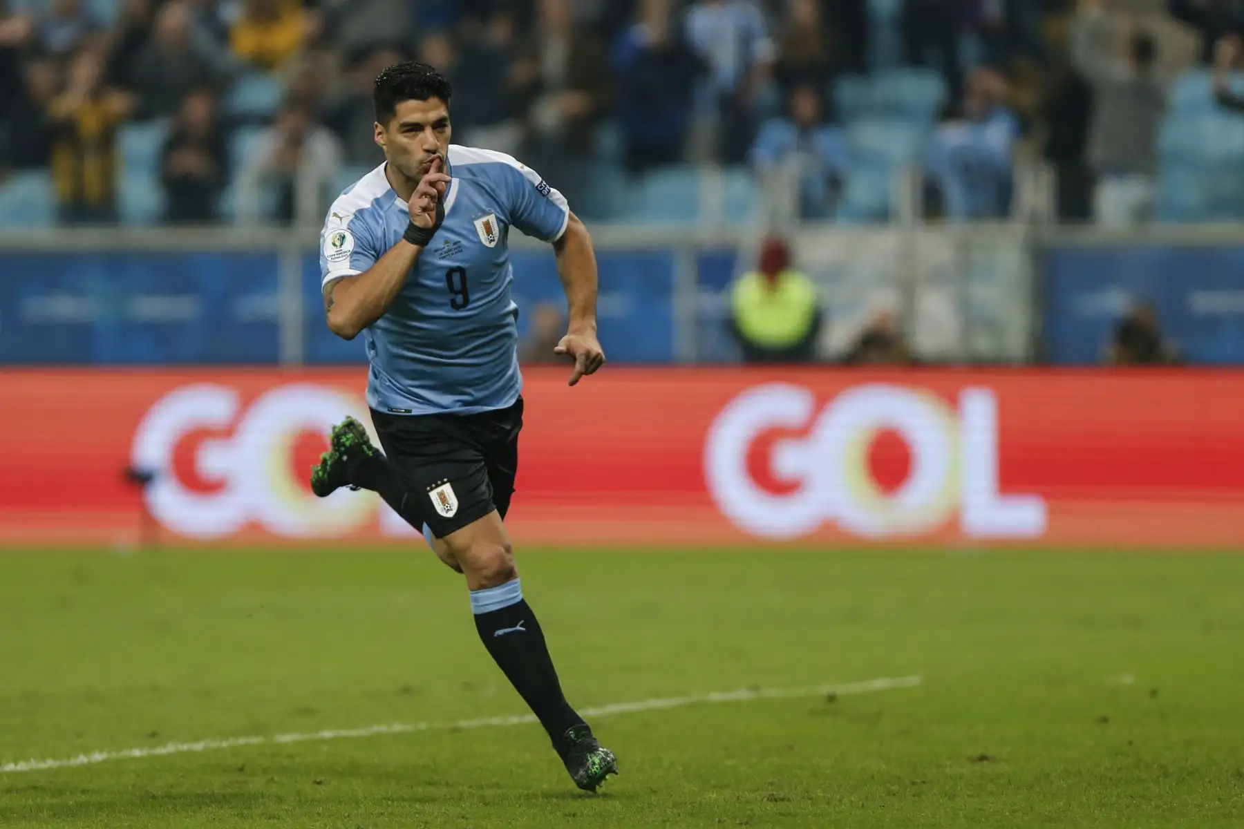 Luis Suárez de Uruguay celebra después de anotar durante el torneo de fútbol de la Copa América, partido del Grupo C en el estadio Gremio Arena en Porto Alegre, Brasil. Foto.AFP