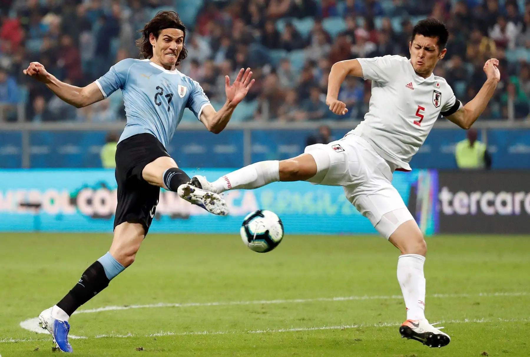 El jugador de Uruguay Edinson Cavani recibe una falta de Naomichi Ueda Japón, durante el partido Uruguay-Japón del Grupo C de la Copa América de Fútbol 2019, en el Estadio Arena do Grêmio de Porto Alegre, Brasil.Foto:EFE