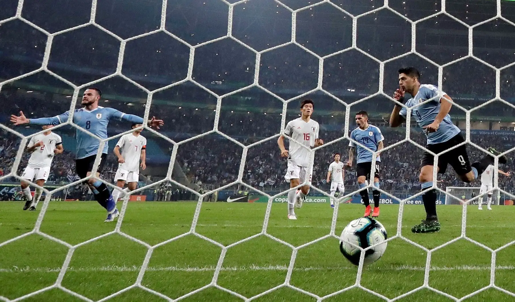 El jugador de Uruguay Luis Suárez (d) celebra un gol, durante el partido Uruguay-Japón del Grupo C de la Copa América de Fútbol 2019, en el Estadio Arena do Grêmio de Porto Alegre, Brasil.Foto:EFE