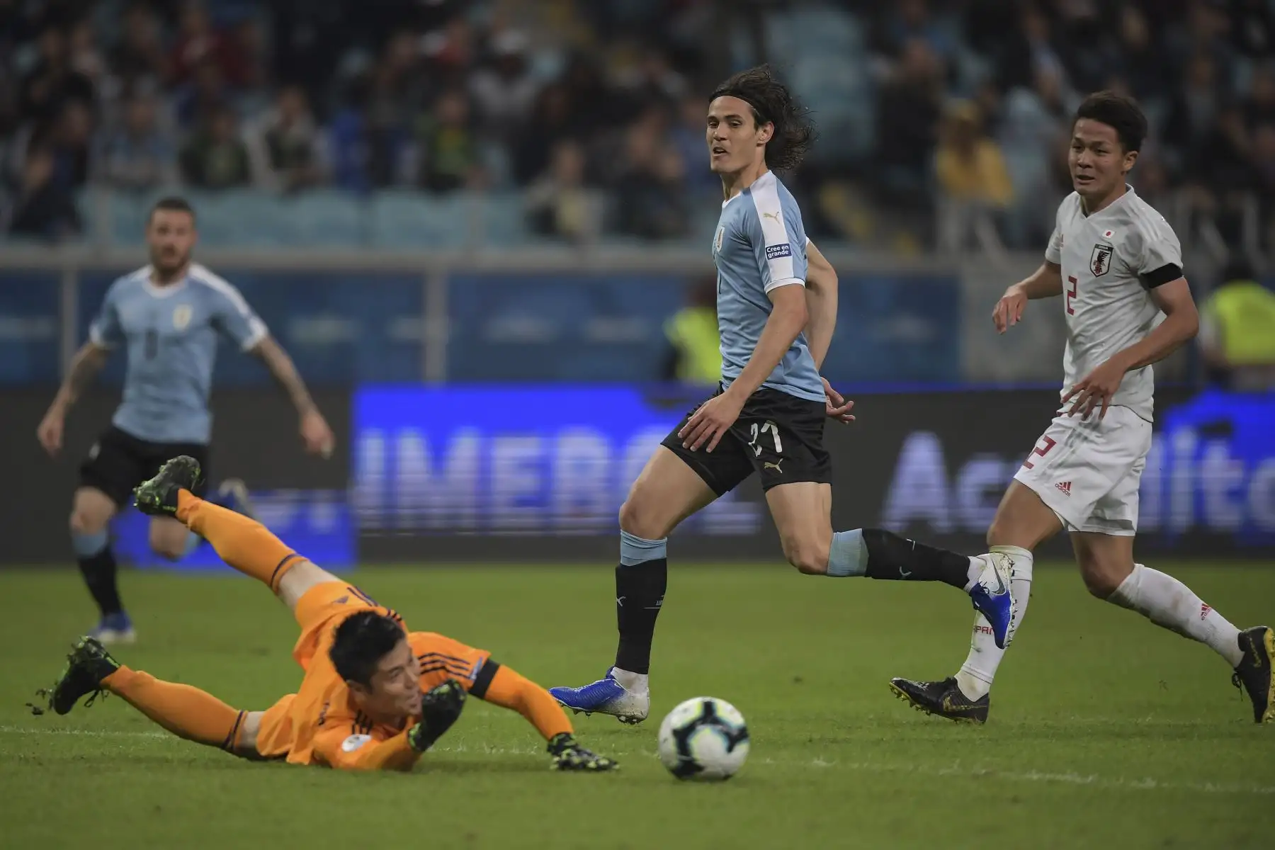 El uruguayo Edinson Cavani dispara a la portería cuando el portero japonés Eiji Kawashima salva durante el partido de la Copa América en el torneo del Grupo C en el Estadio Gremio Arena en Porto Alegre, Brasil.Foto:AFP