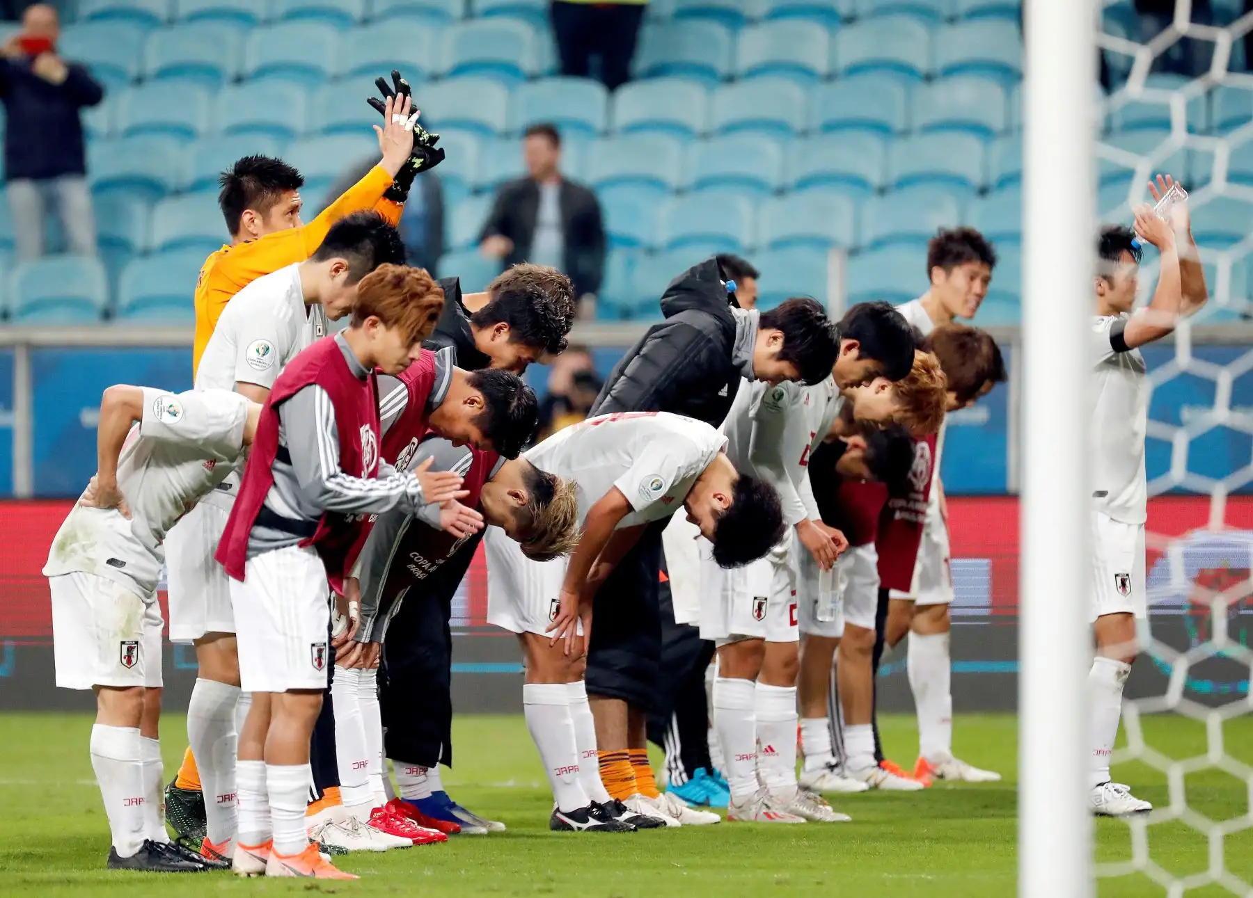 Jugadores de Japón se despiden de los aficionados, durante el partido Uruguay-Japón del Grupo C de la Copa América de Fútbol 2019, en el Estadio Arena do Grêmio de Porto Alegre, Brasil.Foto:EFE