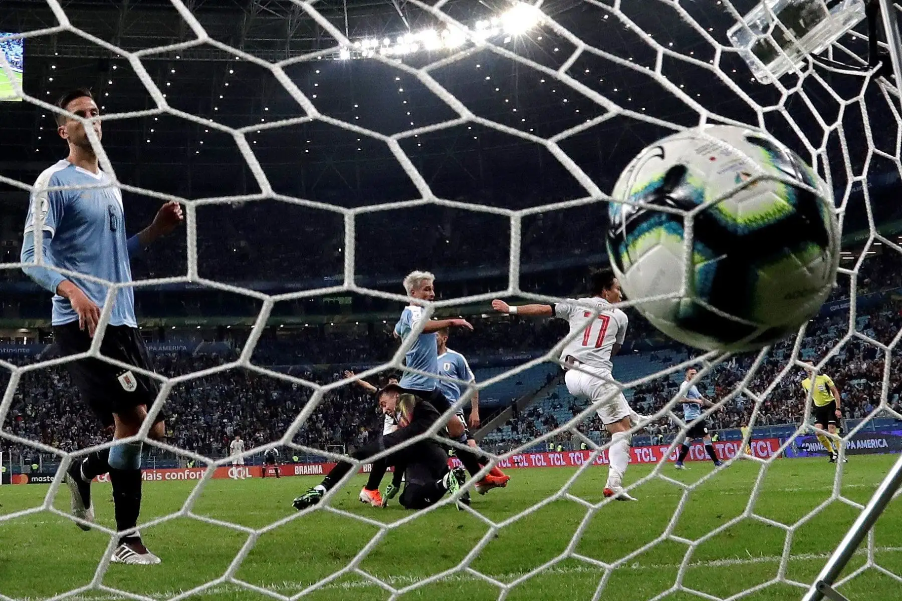 El jugador de Japón Koji Miyoshi (c-d) anota su segundo gol, durante el partido Uruguay-Japón del Grupo C de la Copa América de Fútbol 2019, en el Estadio Arena do Grêmio de Porto Alegre, Brasil.Foto:EFE
