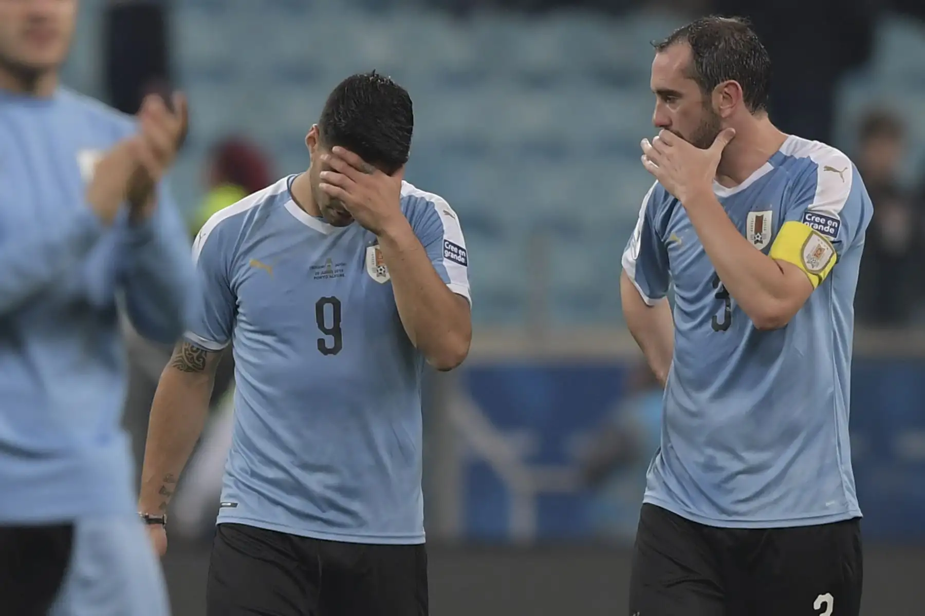 El uruguayo Luis Suárez (L) y el uruguayo Diego Godin reaccionan al final del torneo de fútbol de la Copa América, Grupo C, en el estadio Gremio Arena en Porto Alegre, Brasil.Foto.AFP
