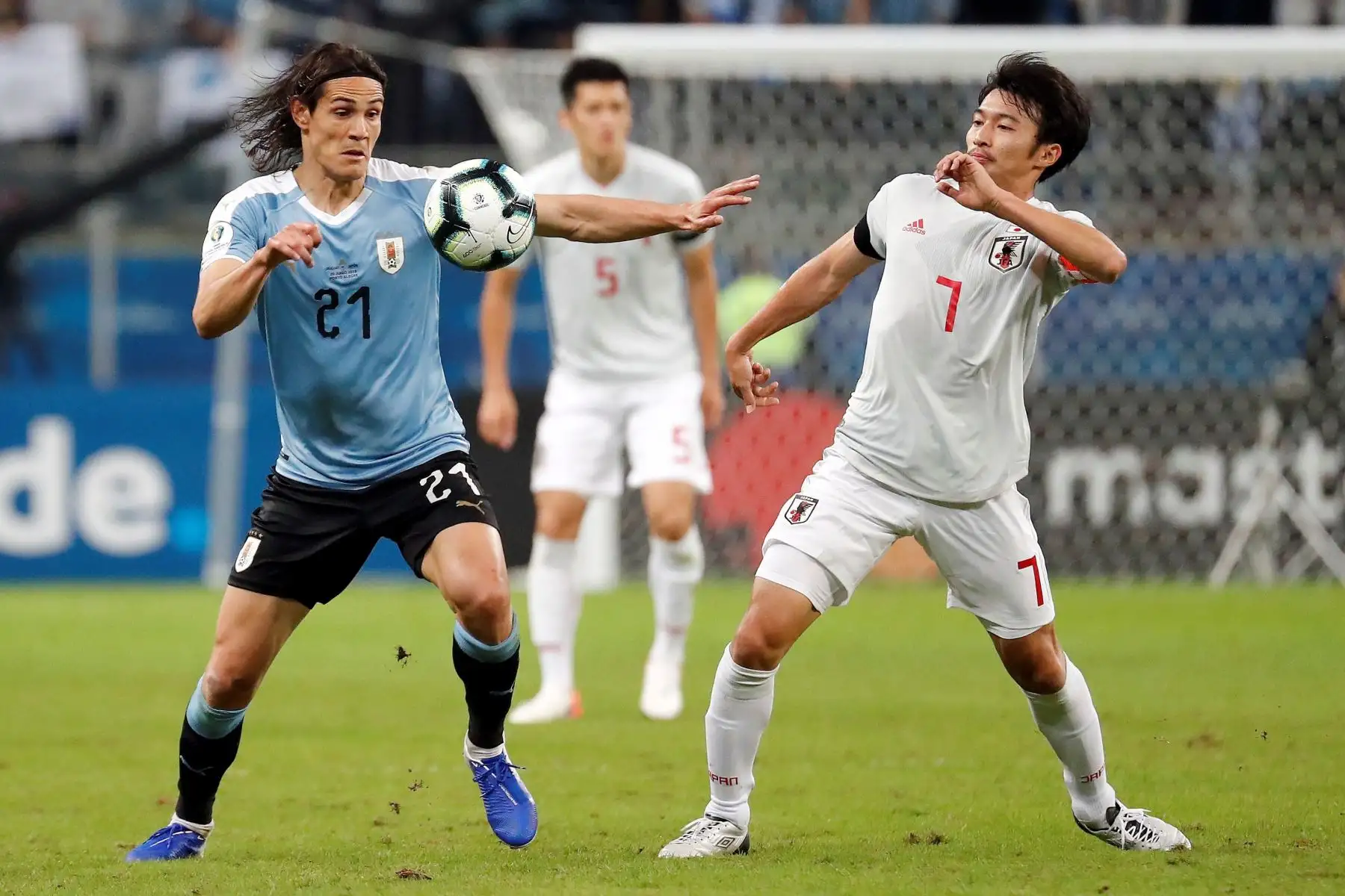 El jugador de Uruguay Edinson Cavani (i) disputa el balón con Gaku Shibasaki de Japón, durante el partido Uruguay-Japón del Grupo C de la Copa América de Fútbol 2019, en el Estadio Arena do Grêmio de Porto Alegre, Brasil.Foto:EFE