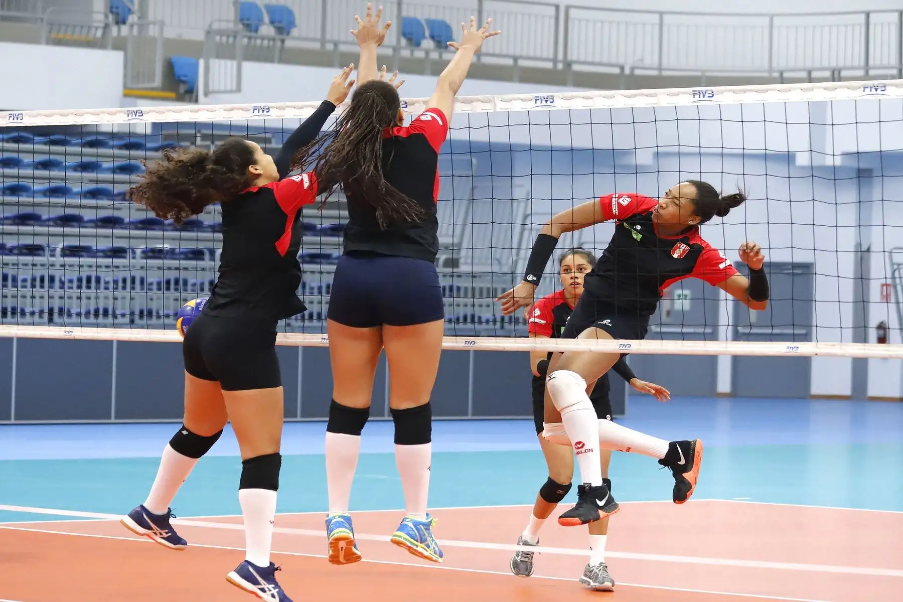 Lima 2019: selección peruana de voleibol femenino se prepara con intensidad.