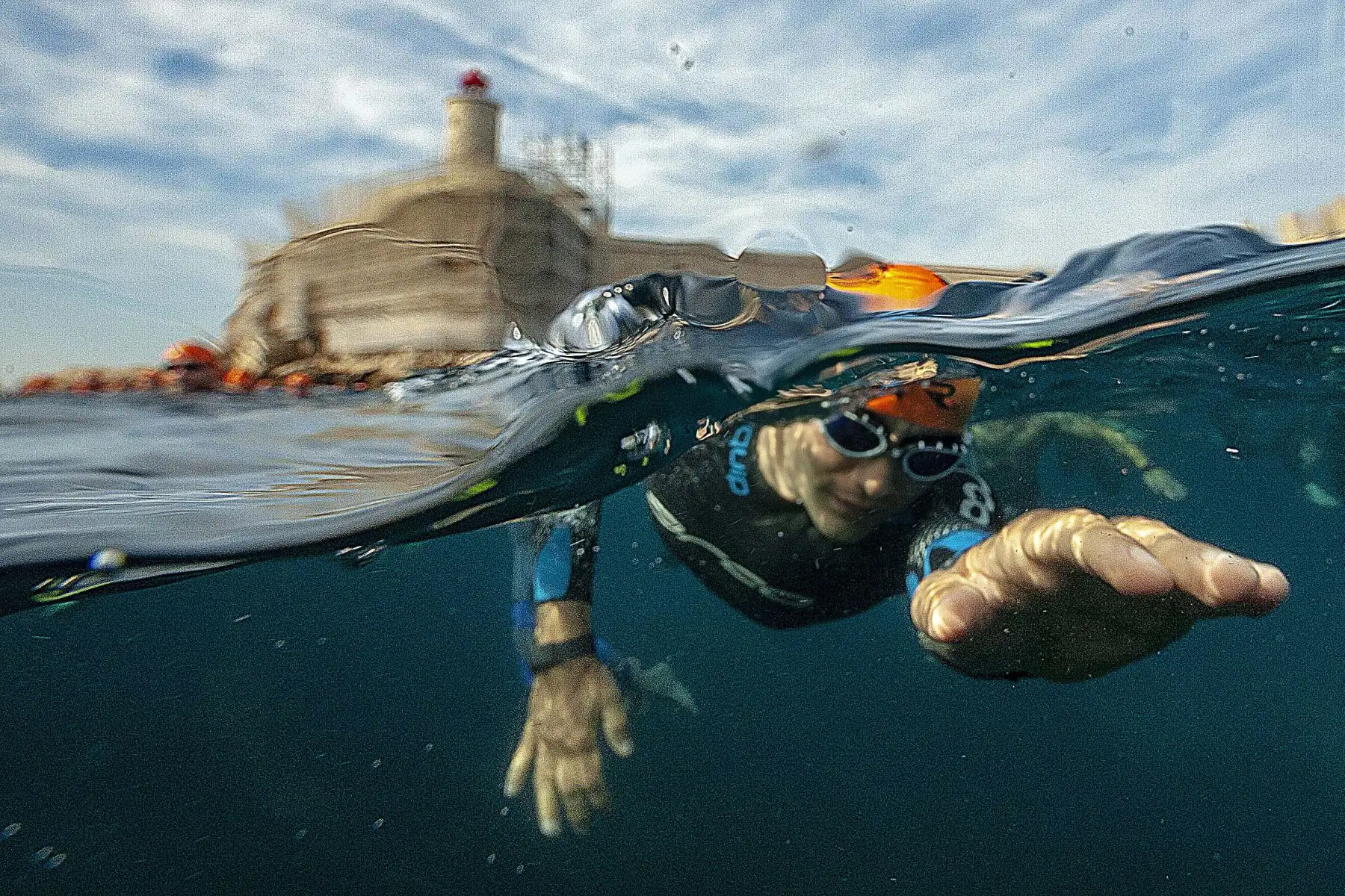 Nadadores compiten en la prueba de natación Monte Cristo Challenge frente a las costas de Marsella en Francia. Foto: AFP