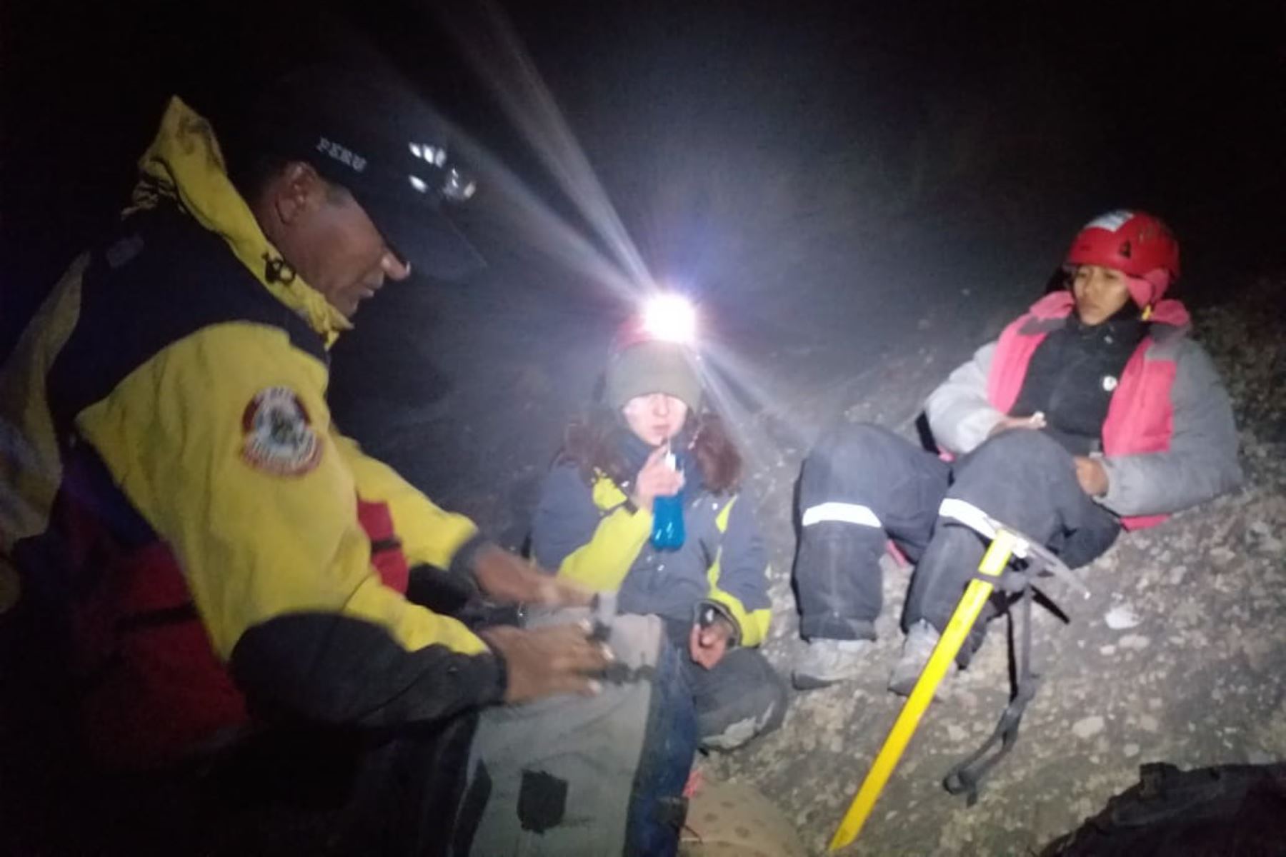 Policía de Alta Montaña rescata a tres personas extraviadas en el volcán Misti.