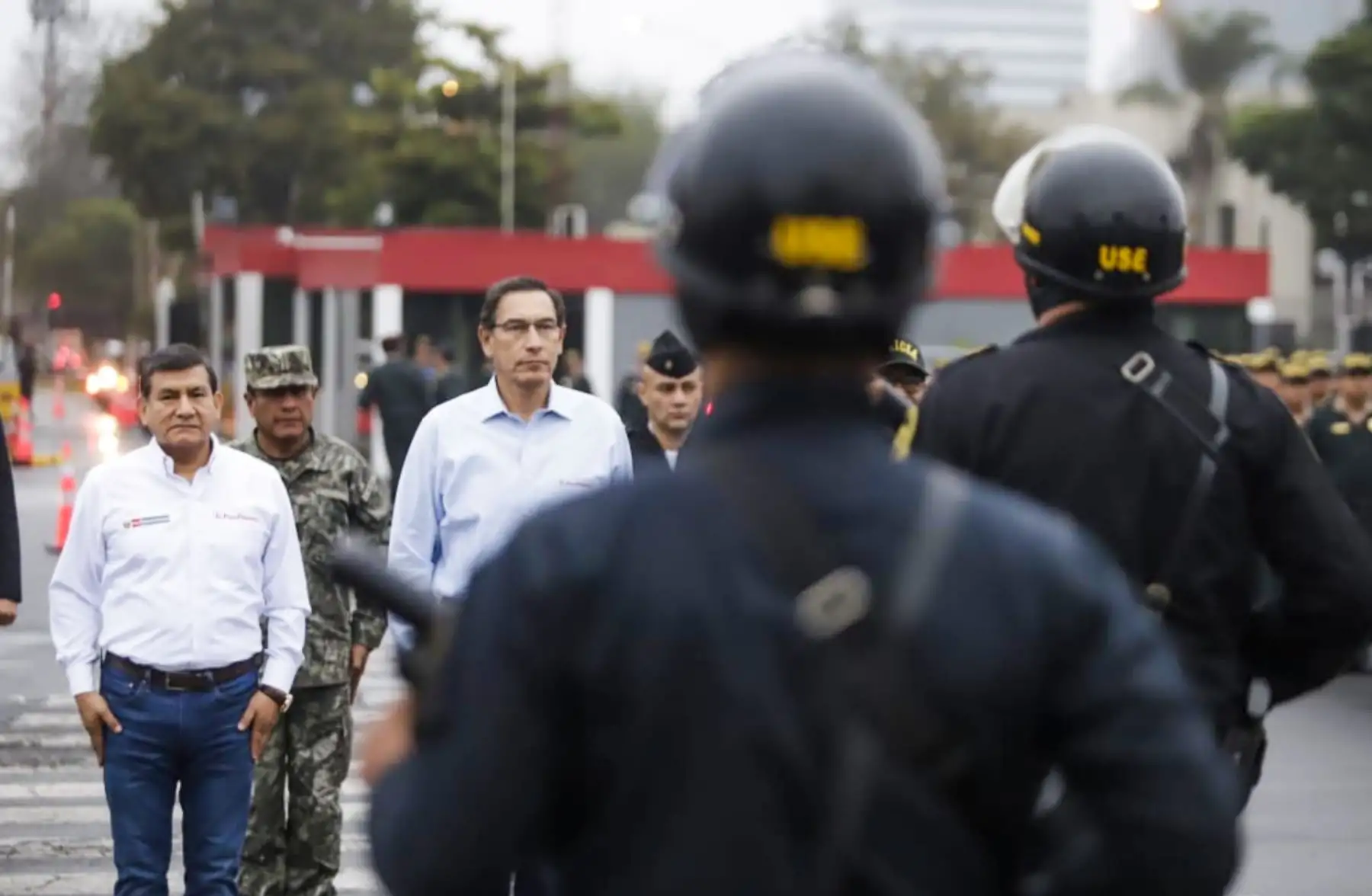 El presidente de la República, Martín Vizcarra, acompañado del ministro del Interior, Carlos Morán, encabeza la ceremonia de entrada en servicio de 6,000 efectivos egresados de las escuelas policiales, que reforzarán la seguridad ciudadana a nivel nacional. Foto: ANDINA/Prensa Presidencia