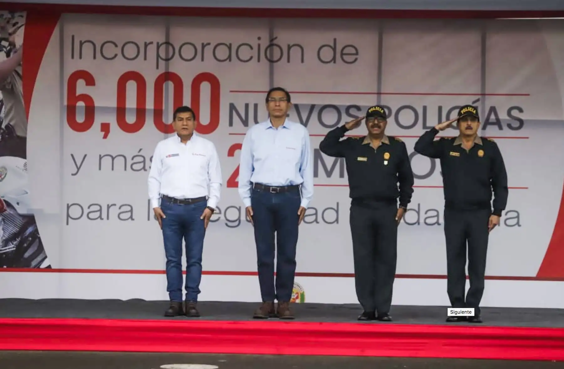 El presidente de la República, Martín Vizcarra, acompañado del ministro del Interior, Carlos Morán, encabeza la ceremonia de entrada en servicio de 6,000 efectivos egresados de las escuelas policiales, que reforzarán la seguridad ciudadana a nivel nacional. Foto: ANDINA/Prensa Presidencia