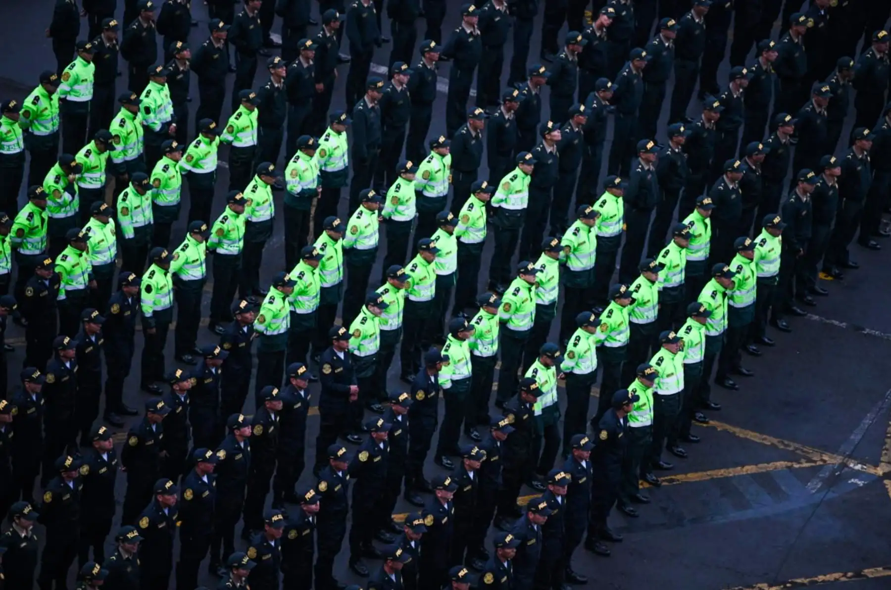 El presidente de la República, Martín Vizcarra, acompañado del ministro del Interior, Carlos Morán, encabeza la ceremonia de entrada en servicio de 6,000 efectivos egresados de las escuelas policiales, que reforzarán la seguridad ciudadana a nivel nacional. Foto: ANDINA/Prensa Presidencia