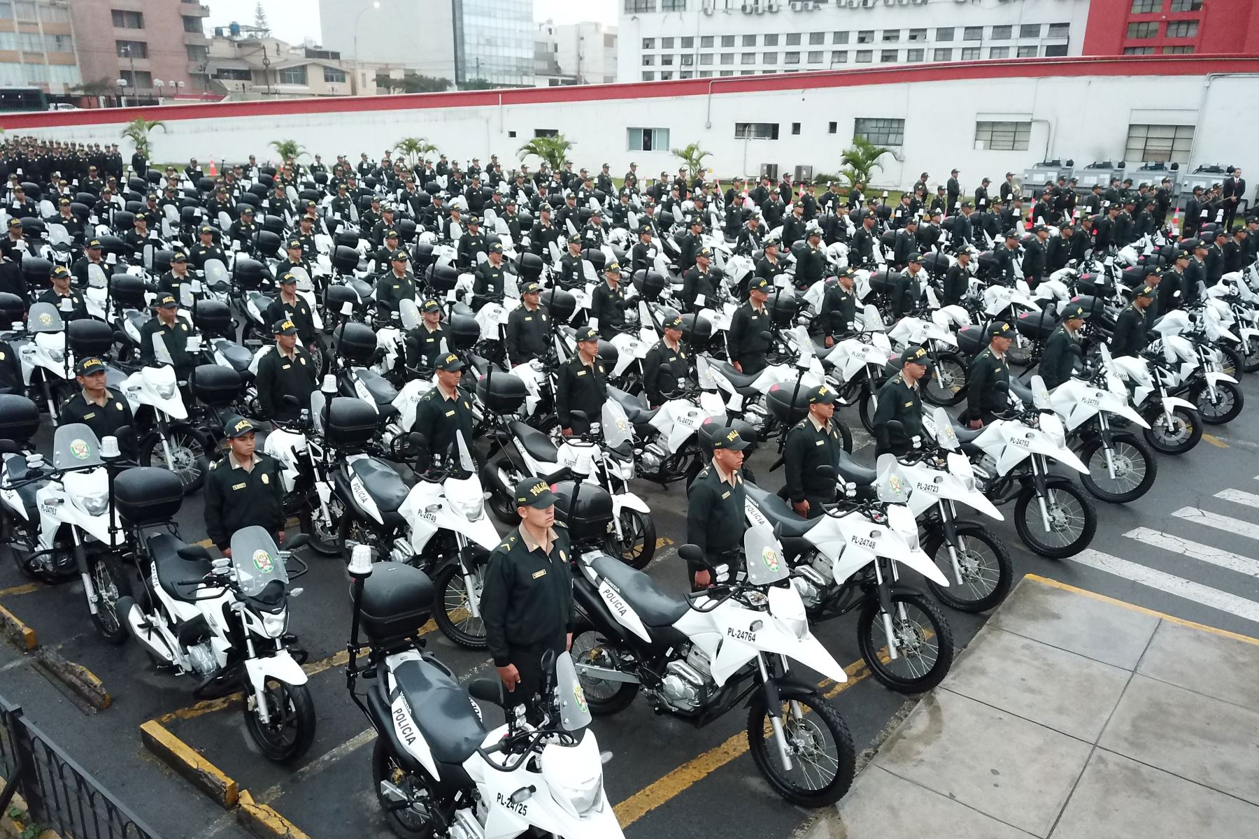 6,000 efectivos egresados de las escuelas policiales, que reforzarán la seguridad ciudadana a nivel nacional. Foto: ANDINA/ Juan Carlos Guzman