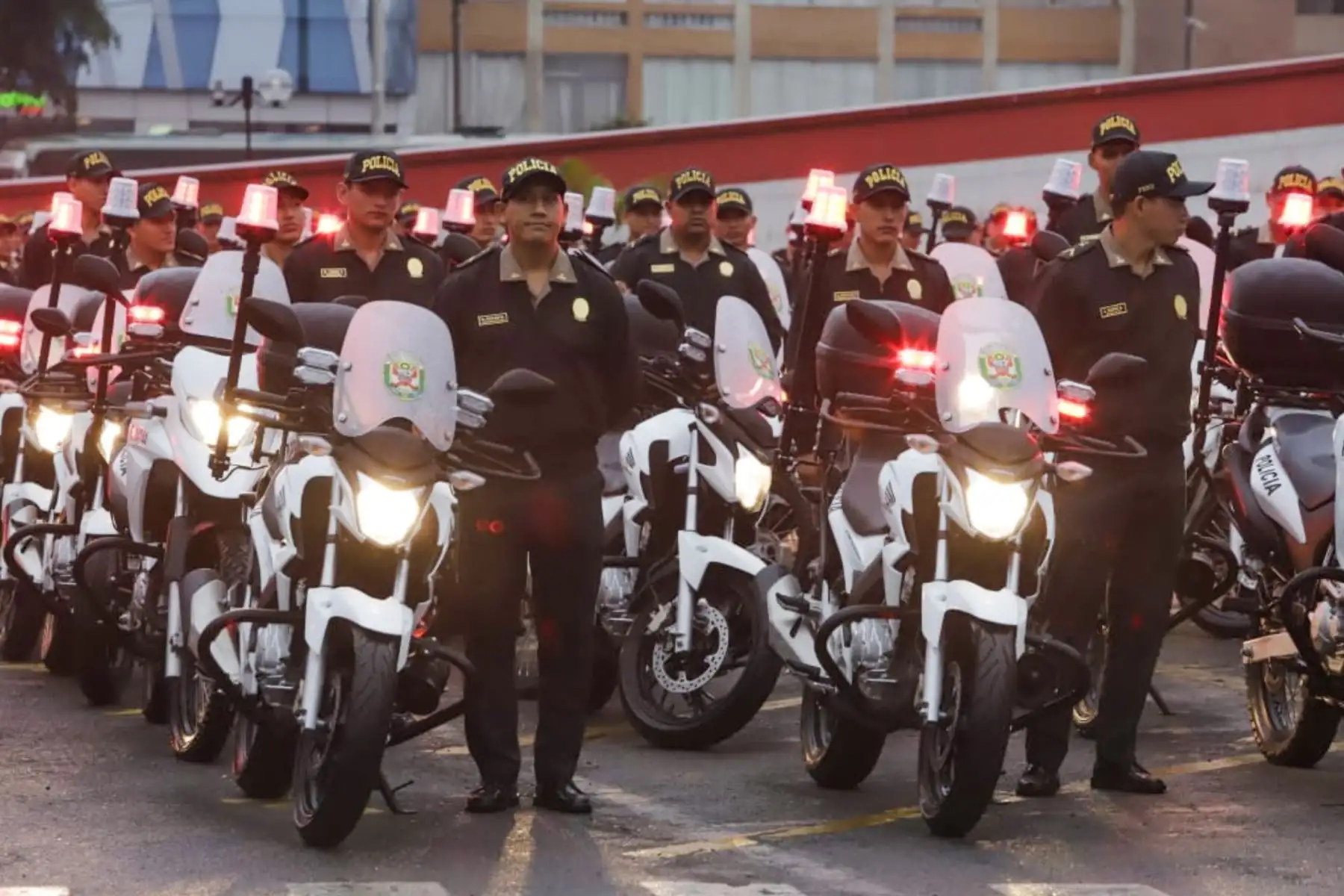 El presidente de la República, Martín Vizcarra, acompañado del ministro del Interior, Carlos Morán, encabeza la ceremonia de entrada en servicio de 6,000 efectivos egresados de las escuelas policiales, que reforzarán la seguridad ciudadana a nivel nacional. Foto: ANDINA/Prensa Presidencia