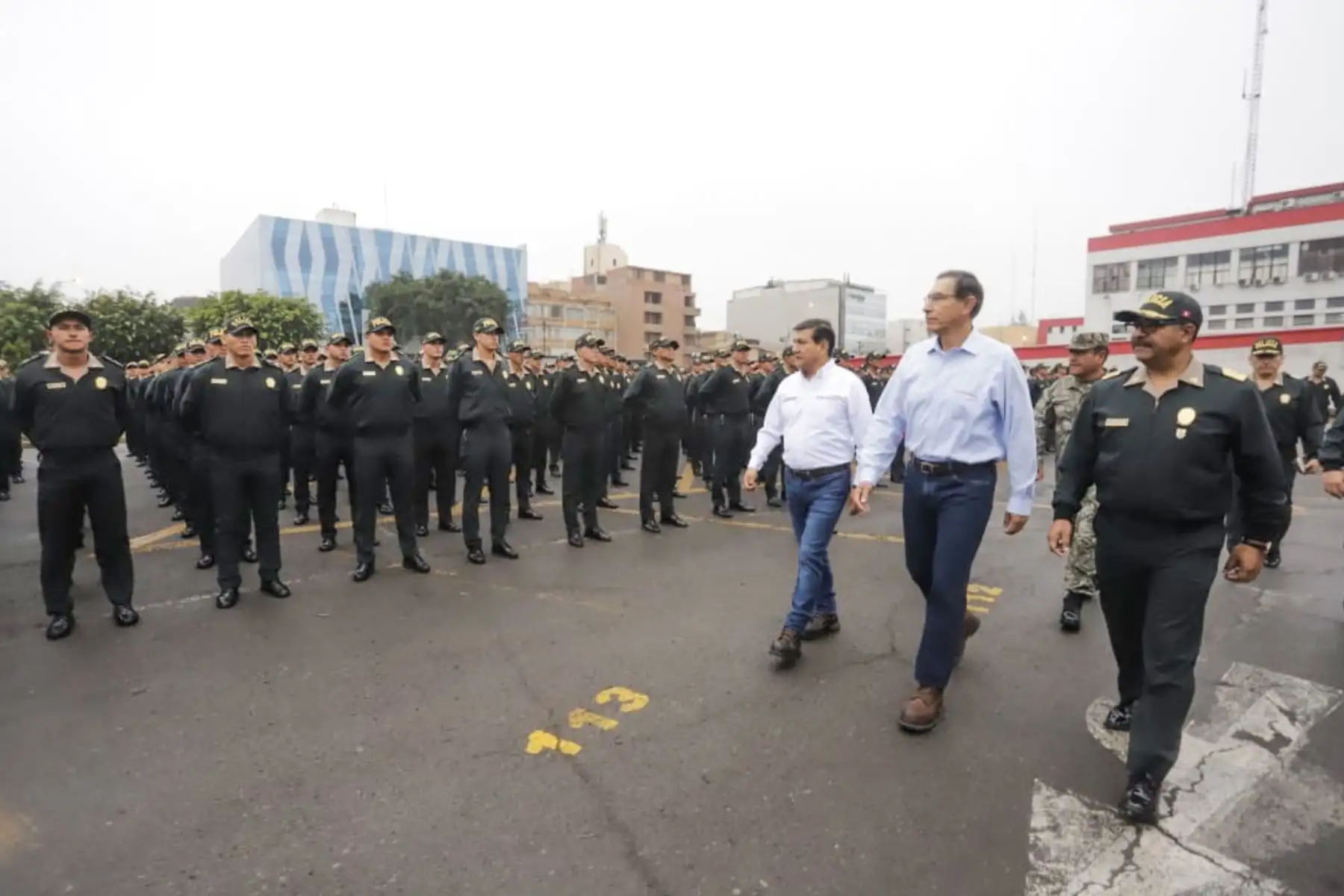 El presidente de la República, Martín Vizcarra, acompañado del ministro del Interior, Carlos Morán, encabeza la ceremonia de entrada en servicio de 6,000 efectivos egresados de las escuelas policiales, que reforzarán la seguridad ciudadana a nivel nacional. Foto: ANDINA/Prensa Presidencia